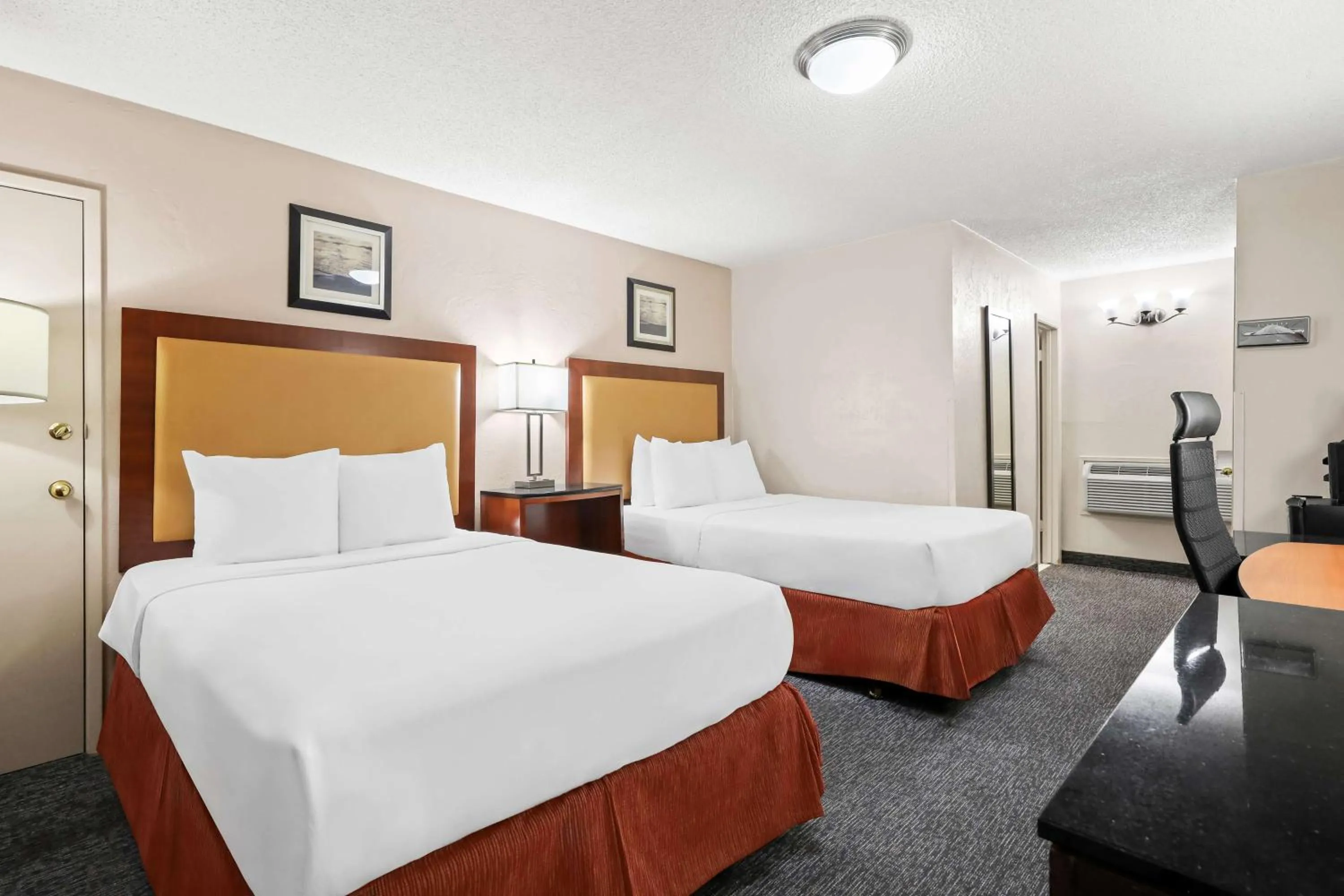 Bedroom in SureStay Hotel by Best Western Blythe