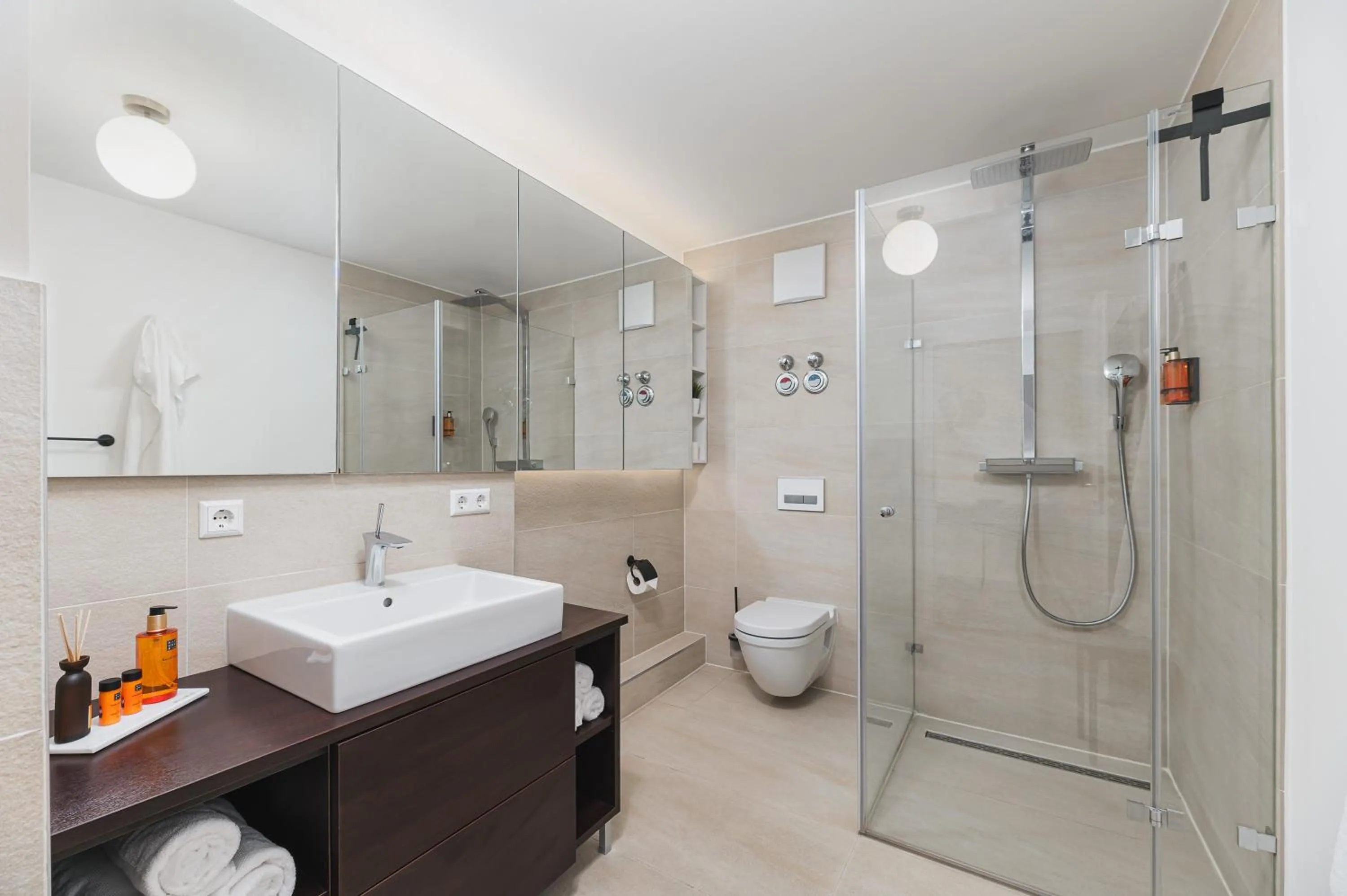 DELUXE APARTMENT 2 Schlafzimmer - Aufzug - kostenlos Parken - Balkon - Messe Flughafen