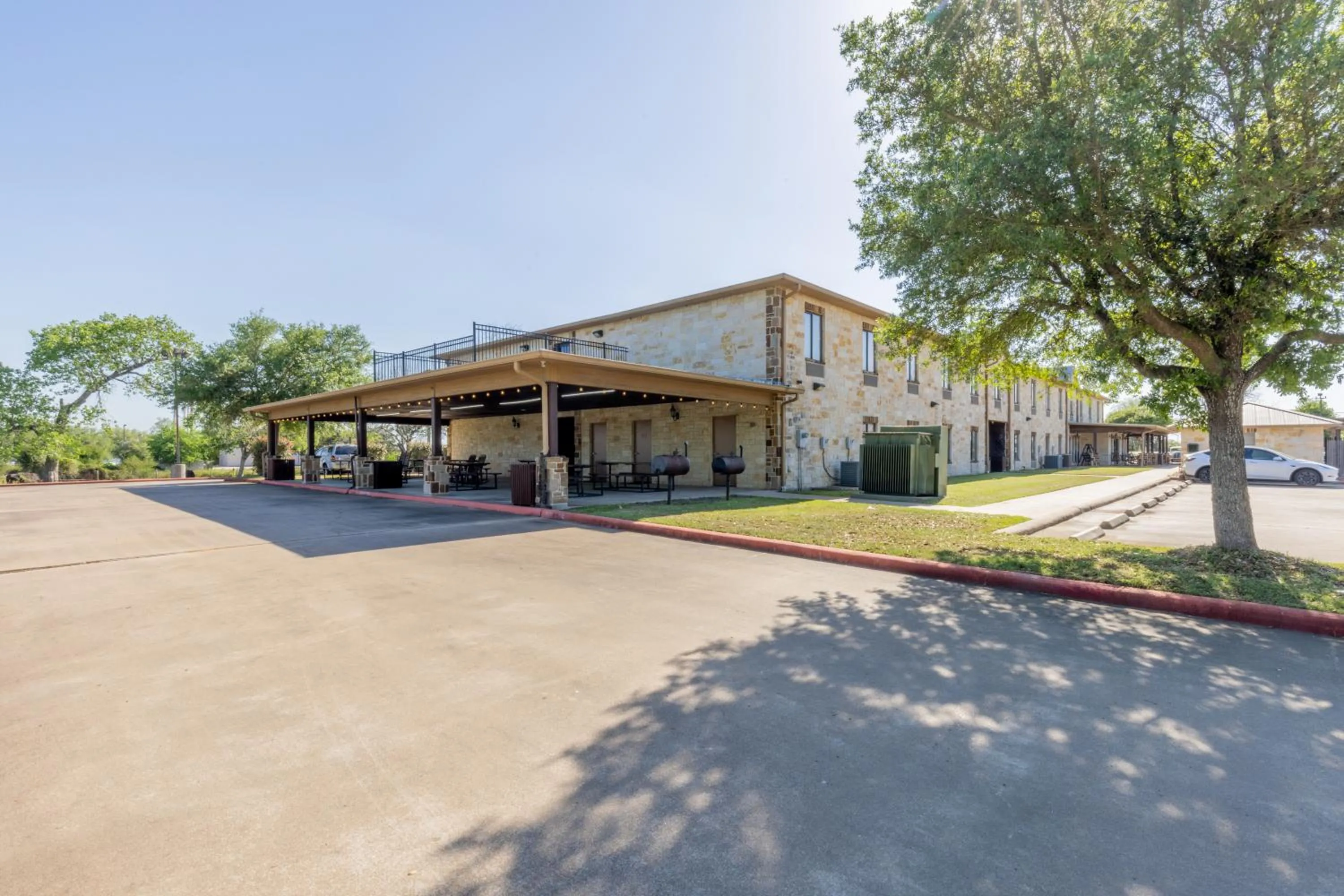 Patio in Hotel Texas Hallettsville