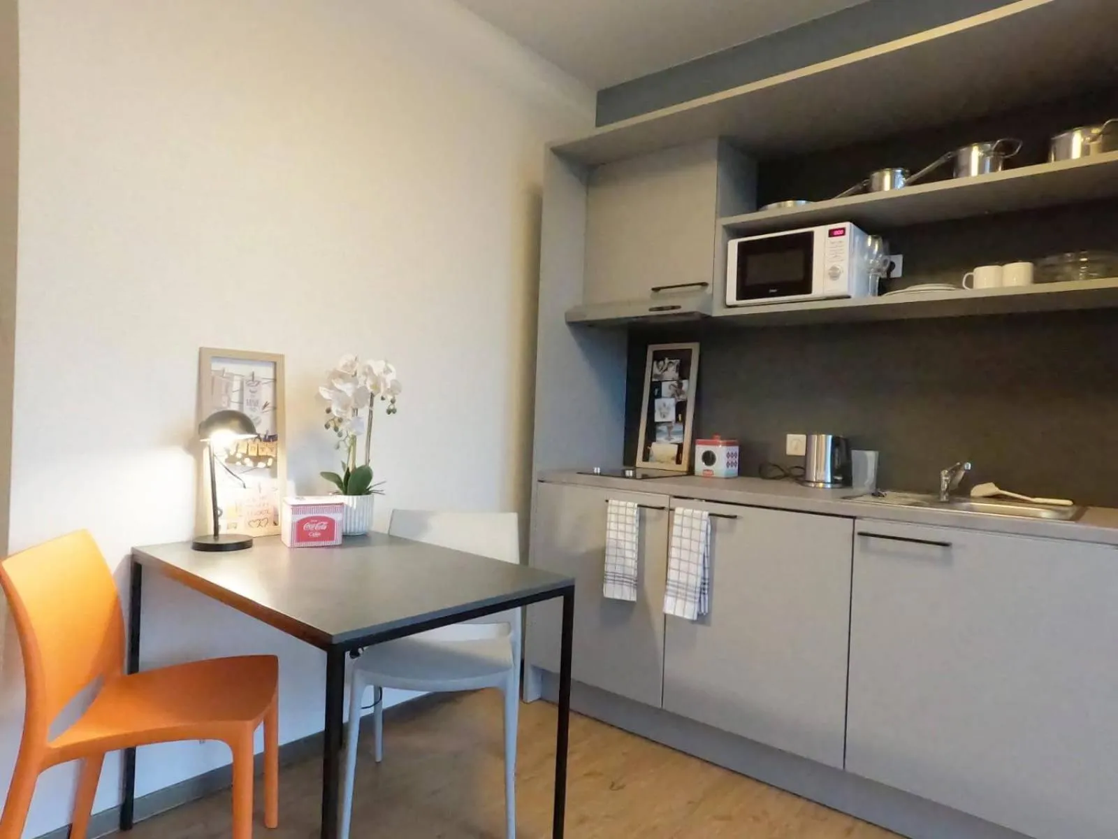 Kitchen or kitchenette in Fair n Square Hotel 24 Stunden Self-Check In