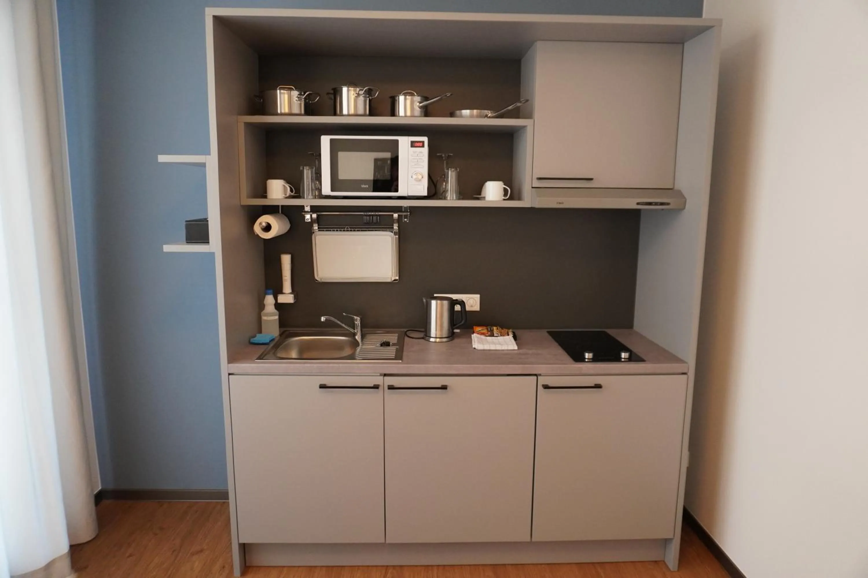 Kitchen or kitchenette in Fair n Square Hotel 24 Stunden Self-Check In