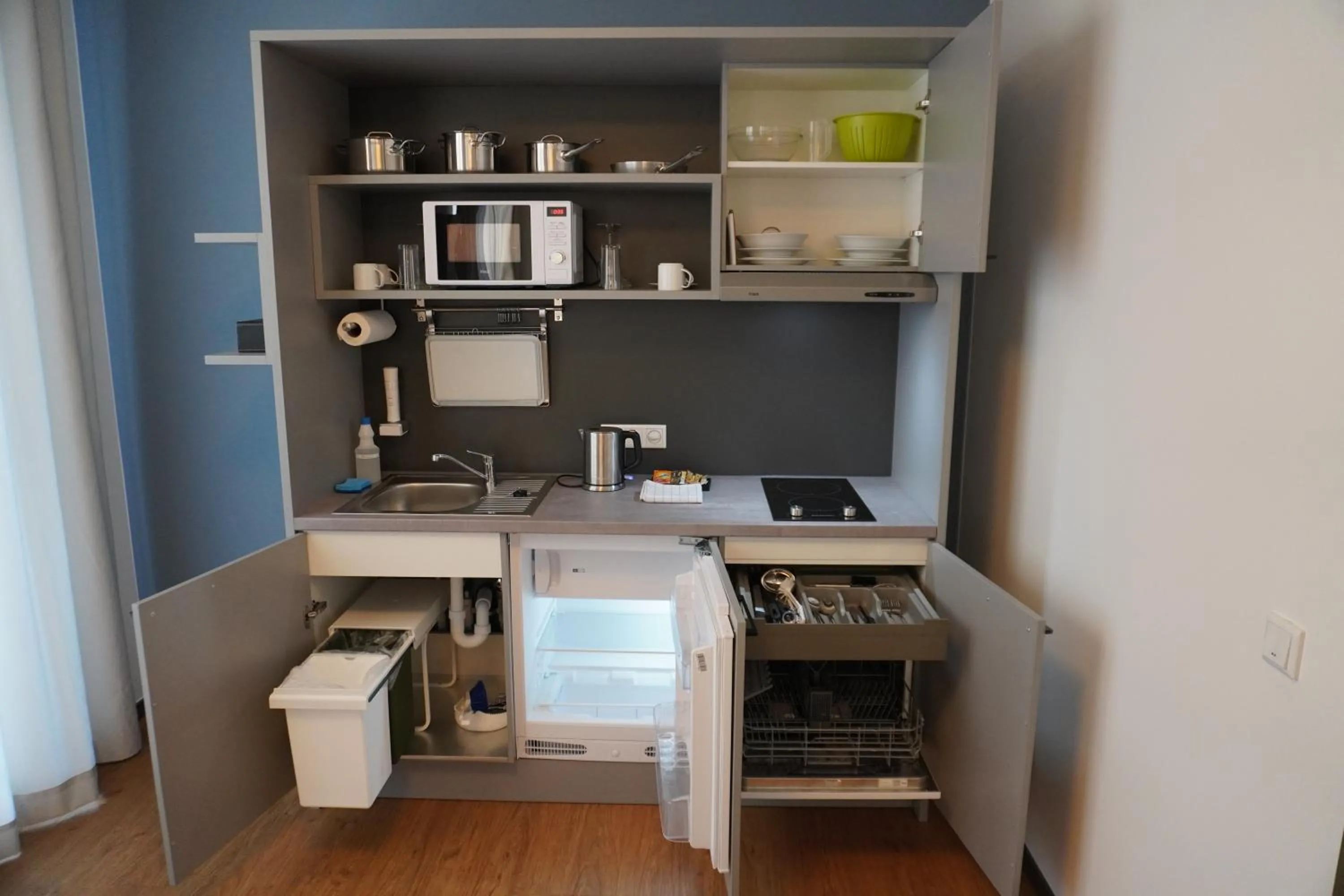 Kitchen or kitchenette in Fair n Square Hotel 24 Stunden Self-Check In