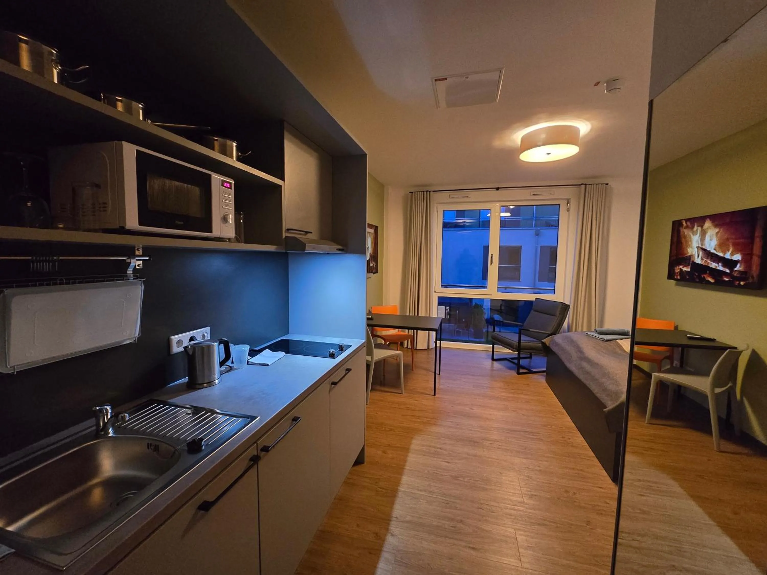 Kitchen or kitchenette in Fair n Square Hotel 24 Stunden Self-Check In