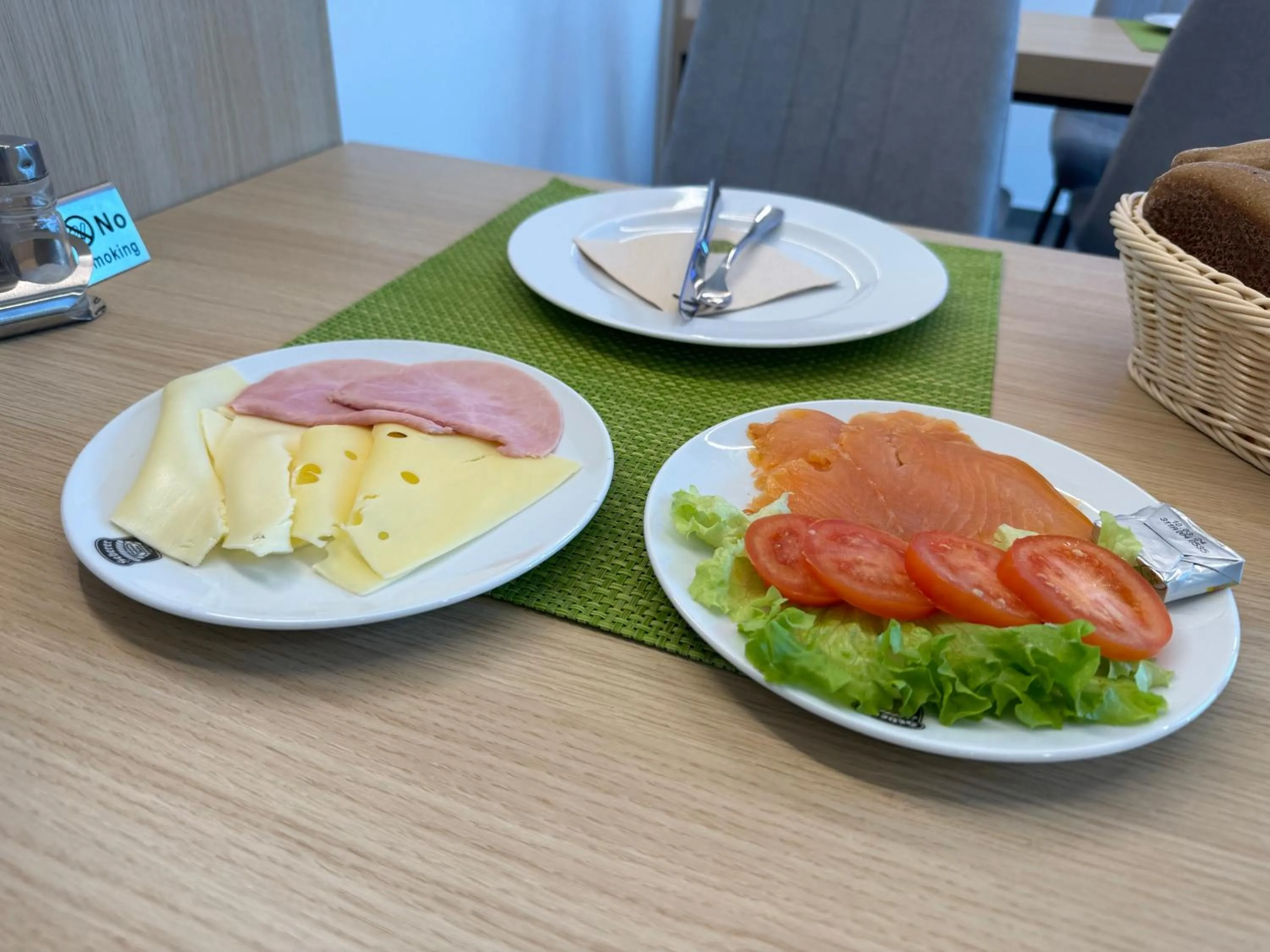 Food and drinks in Fair n Square Hotel 24 Stunden Self-Check In