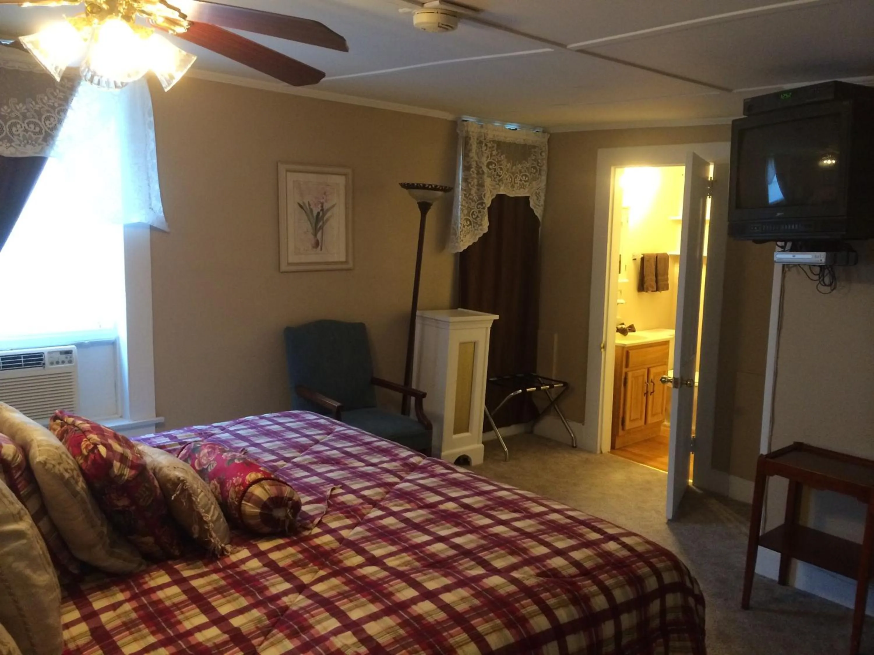 Day, Bed in The Tunnicliff Inn