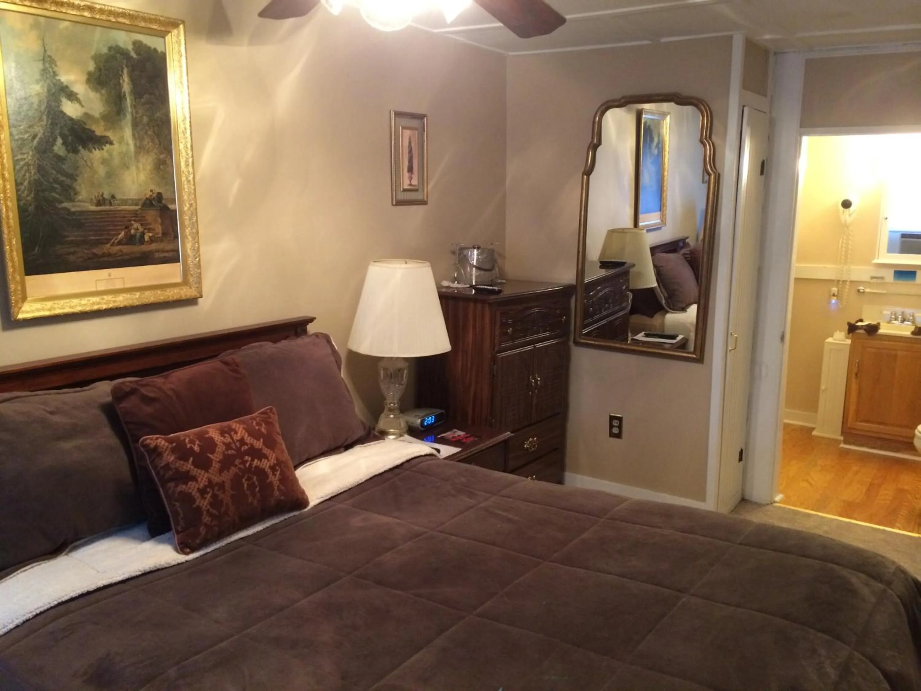 Bed in The Tunnicliff Inn