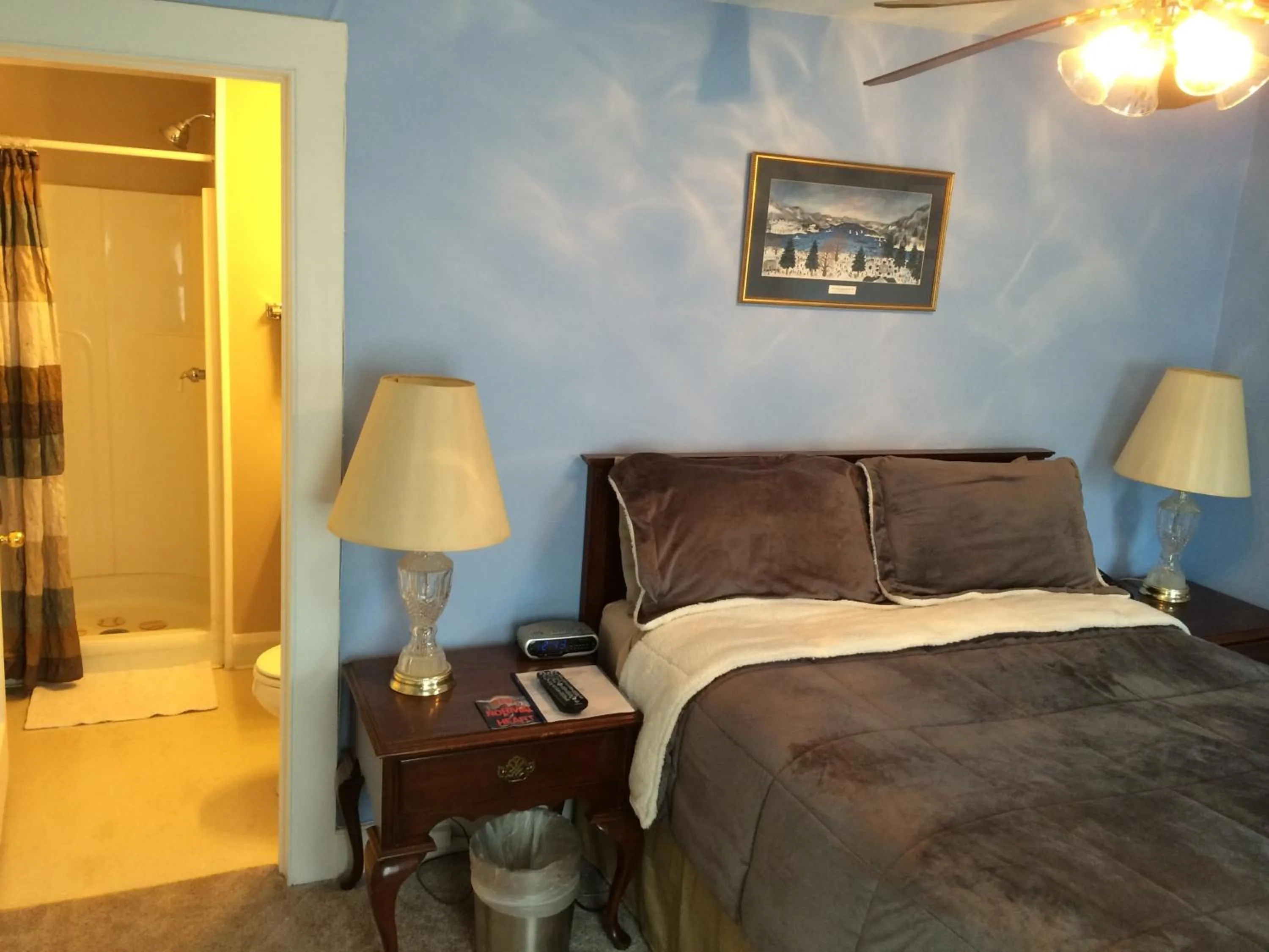 Bed in The Tunnicliff Inn