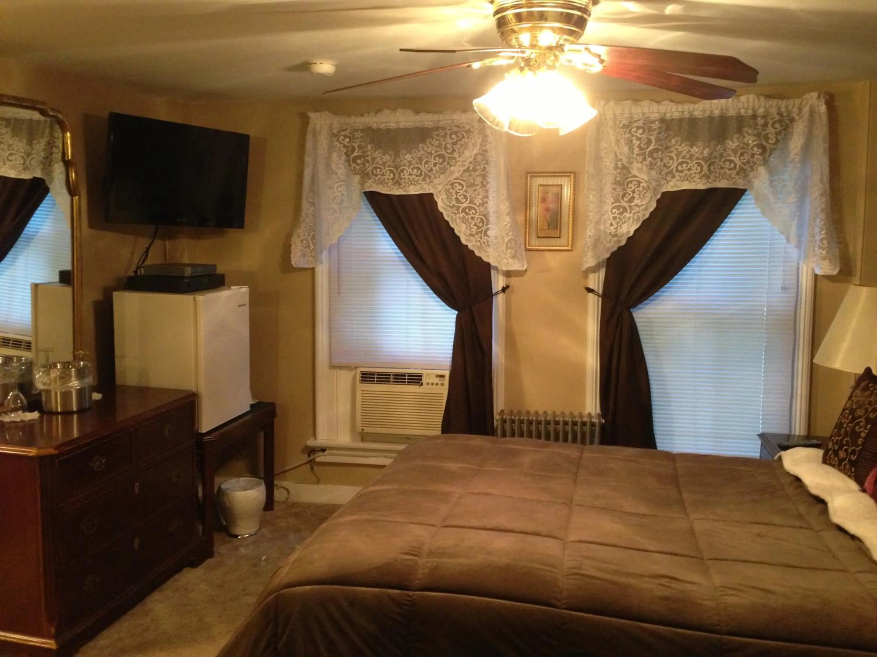 Day, Bed in The Tunnicliff Inn