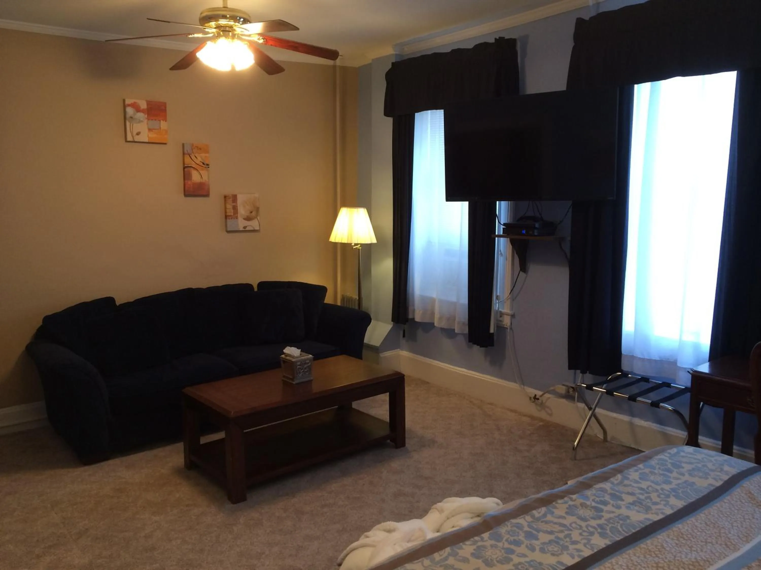 Day, Bed in The Tunnicliff Inn