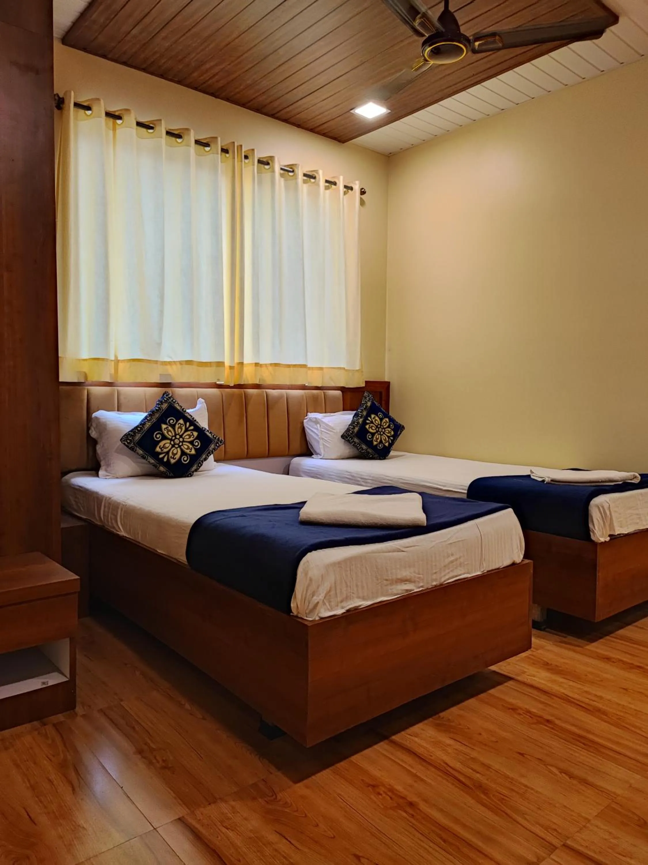 room service, Bed in Hotel Starlit