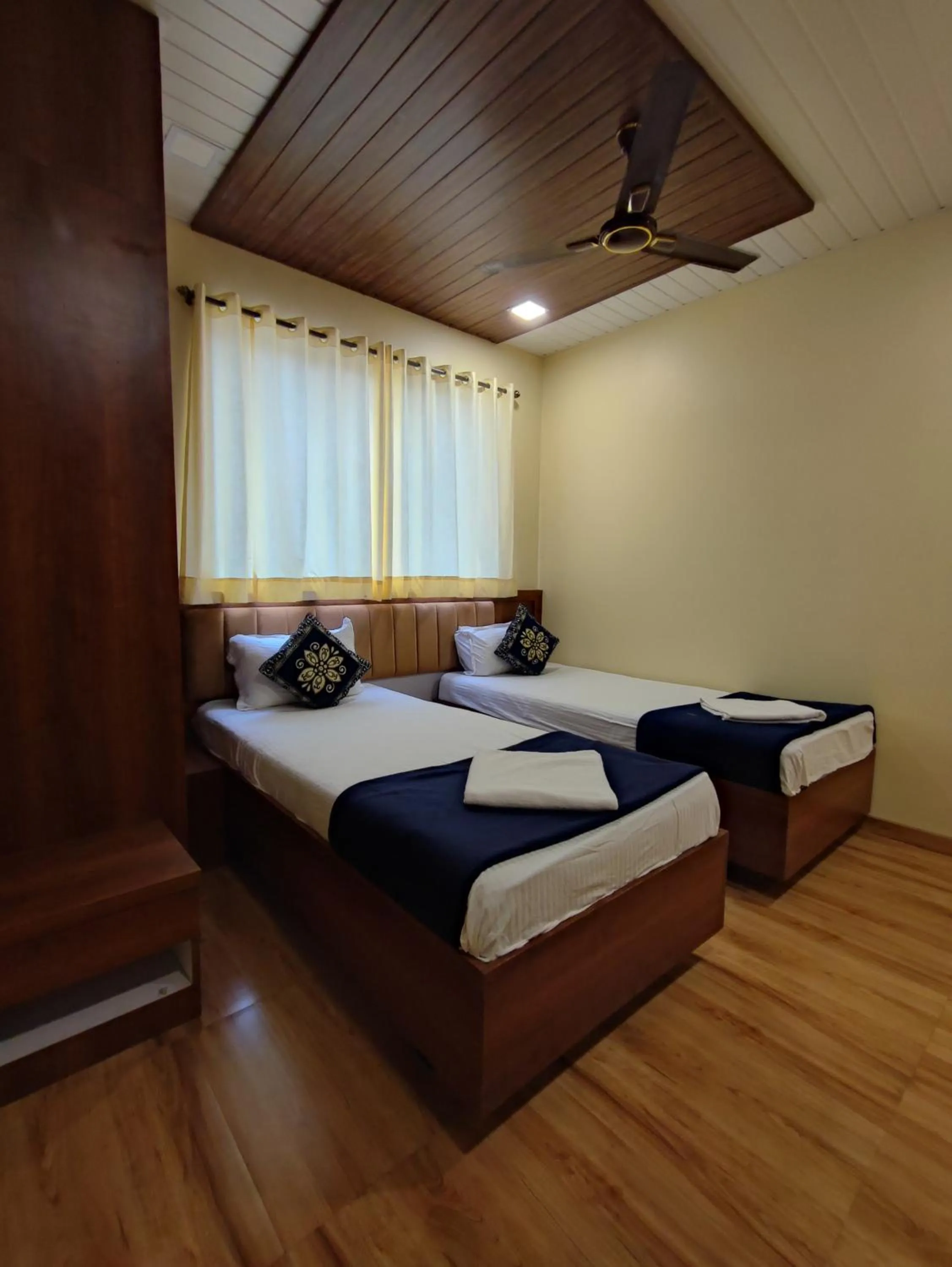 room service, Bed in Hotel Starlit