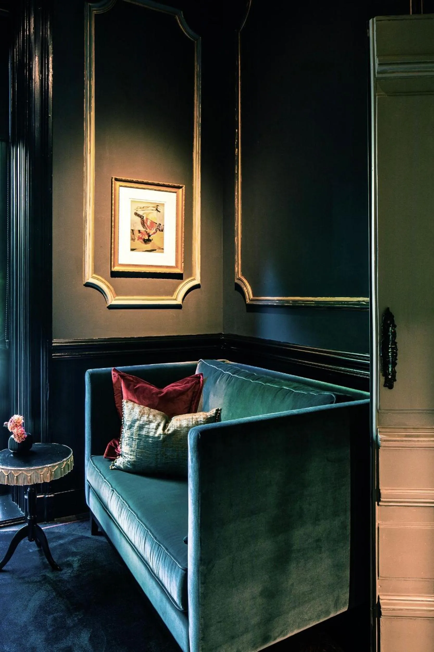 Communal lounge/ TV room, Bed in Boutique hotel Villa Trompenberg