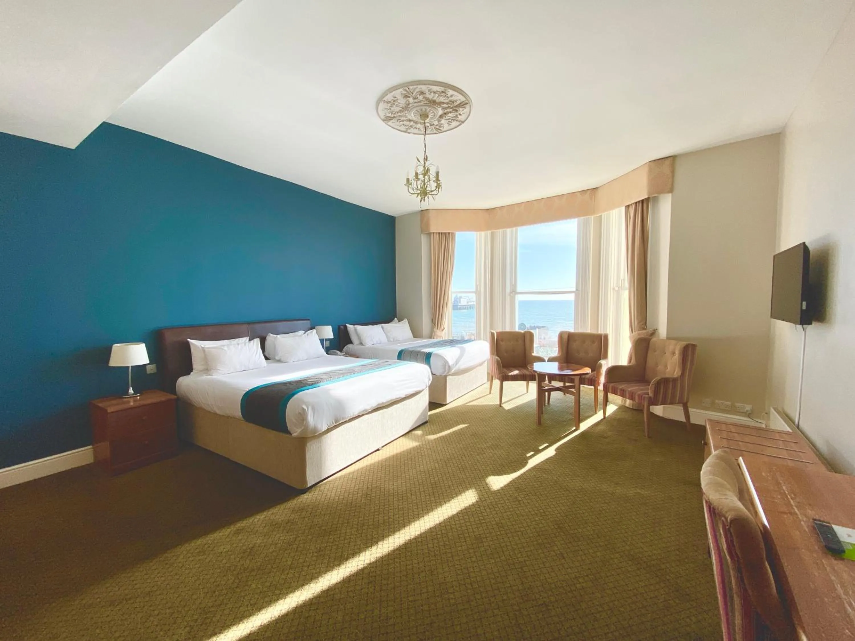 Bedroom, Bed in Queens Hotel & Spa