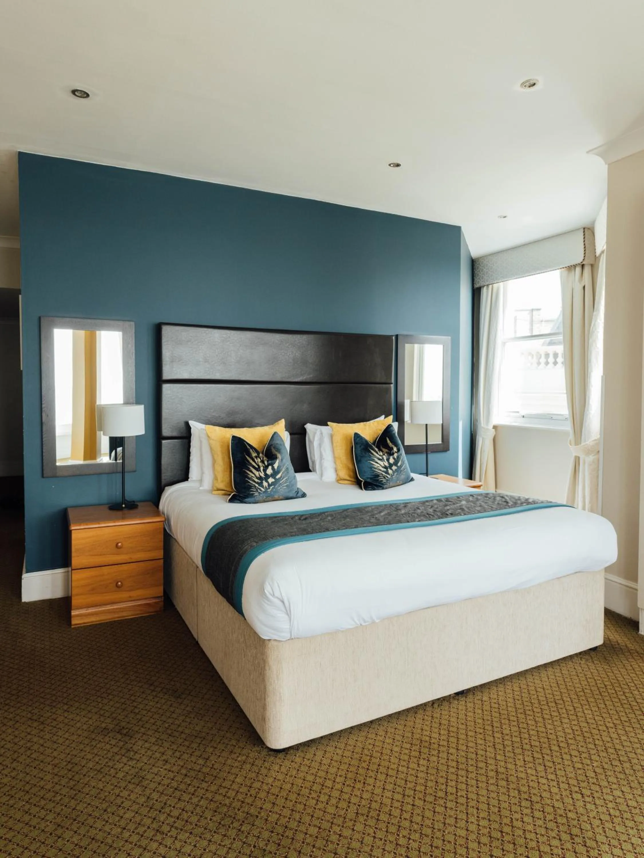 Bedroom, Bed in Queens Hotel & Spa