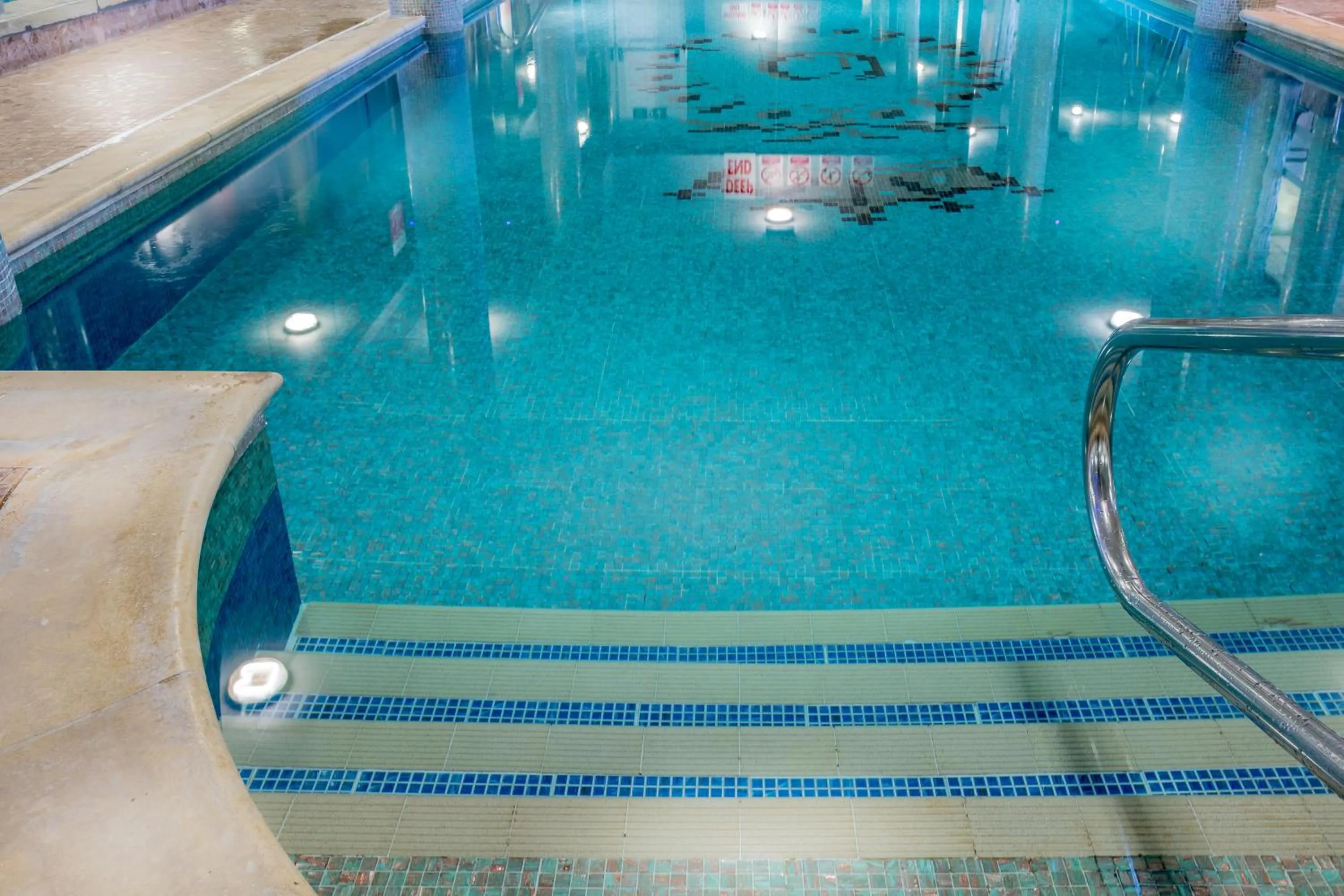 Swimming pool in Queens Hotel & Spa