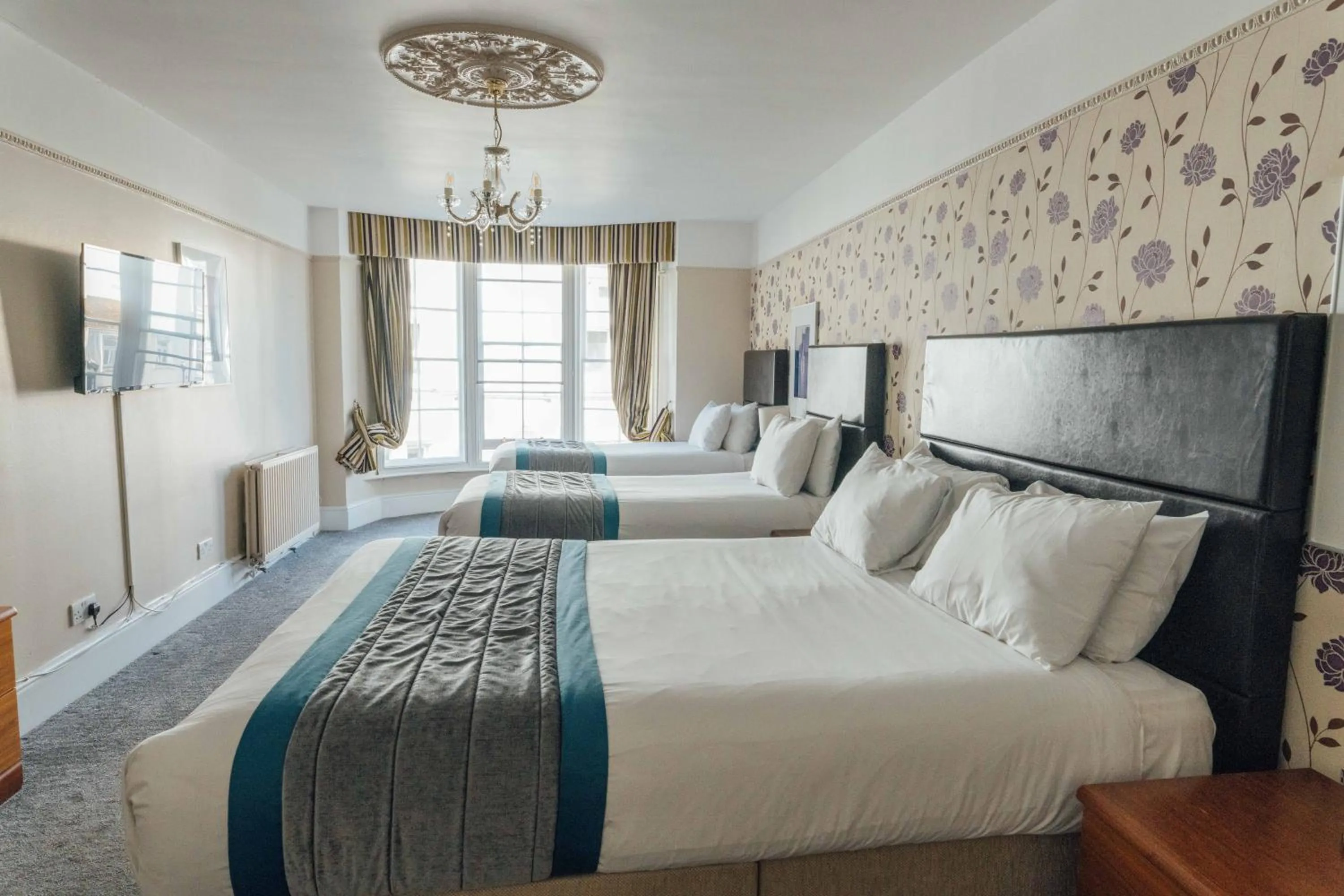 Bedroom, Bed in Queens Hotel & Spa