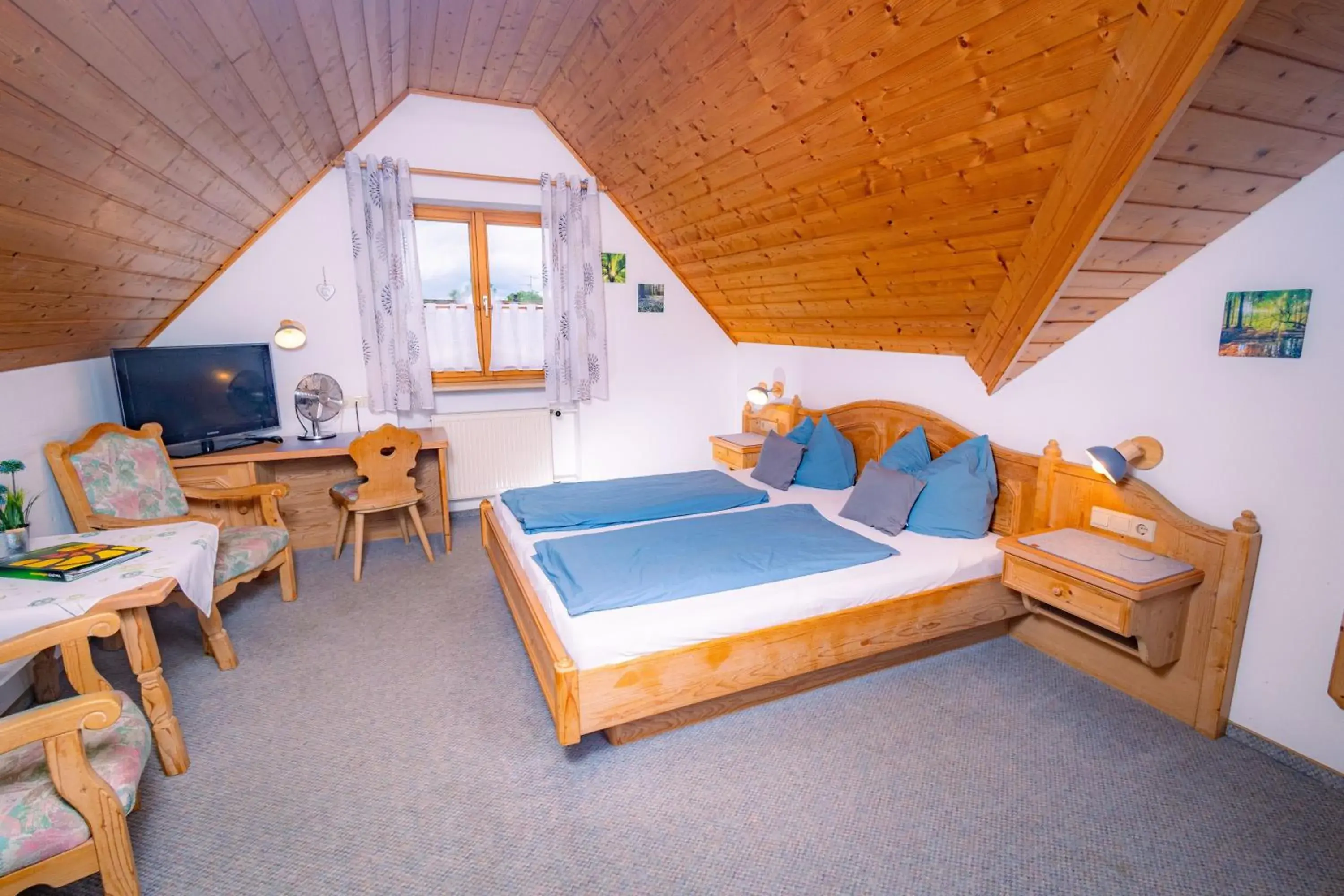 Double or Twin Room with Shower in Gasthof Schneiderwirt, Kipfenberg OT Hirnstetten Double or Twin Room with Shower in Gasthof Schneiderwirt, Kipfenberg OT Hirnstetten