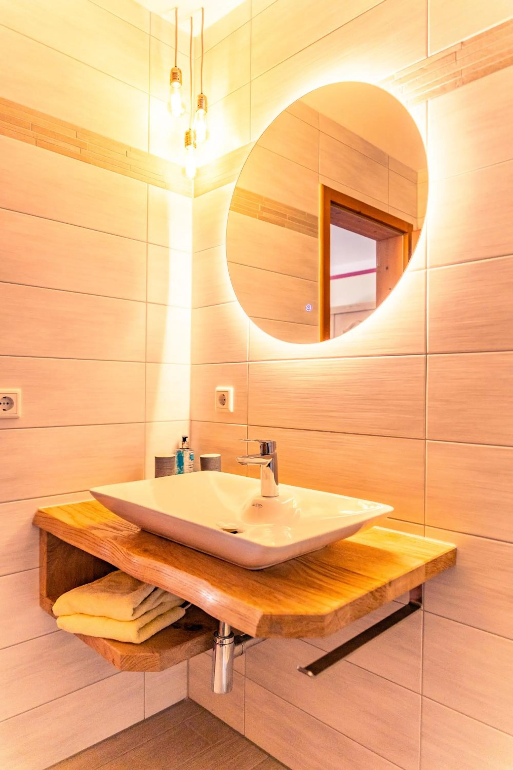 Bathroom in Gasthof Schneiderwirt, Kipfenberg OT Hirnstetten