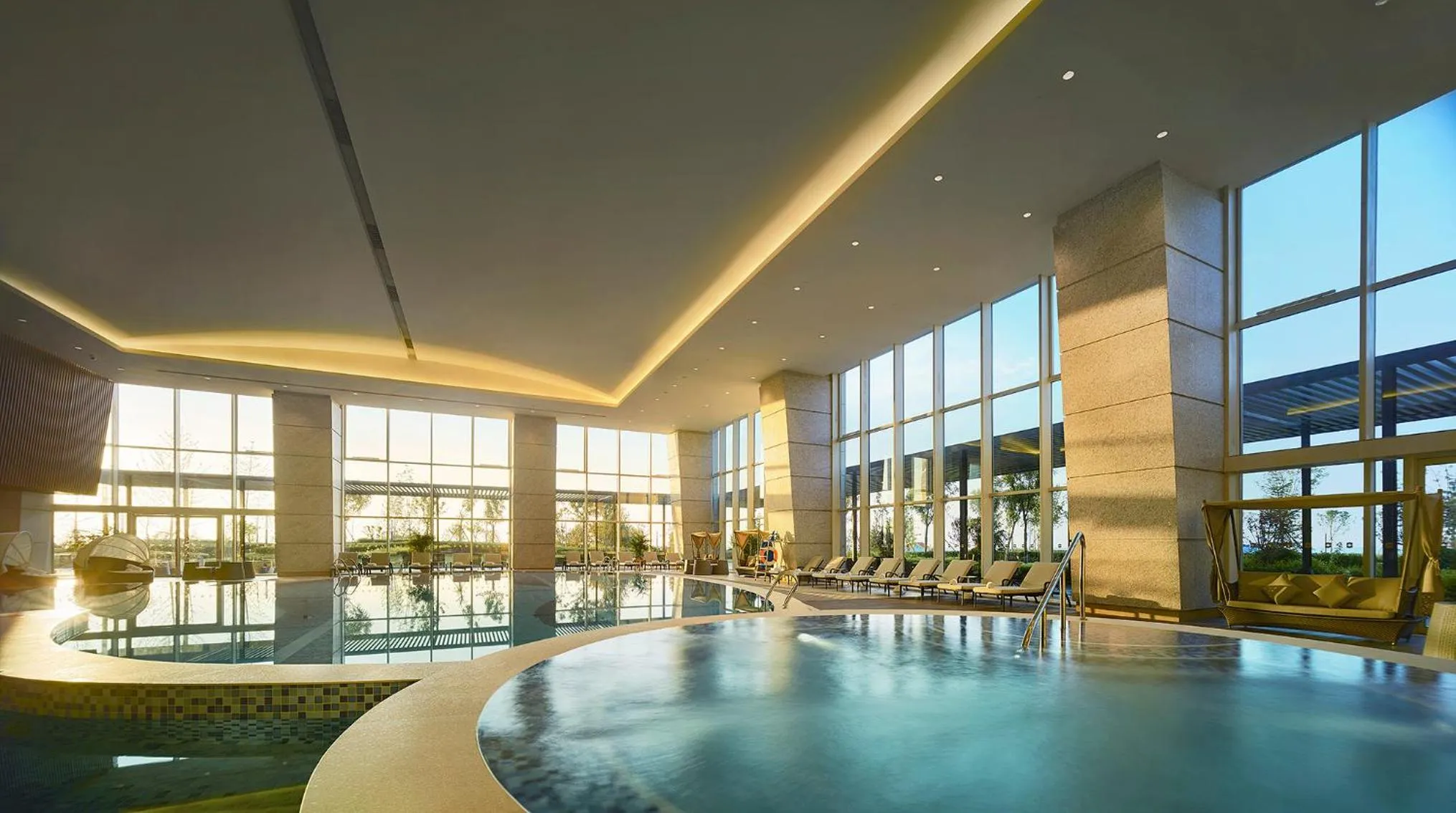 Swimming pool in Shangri-La Qinhuangdao
