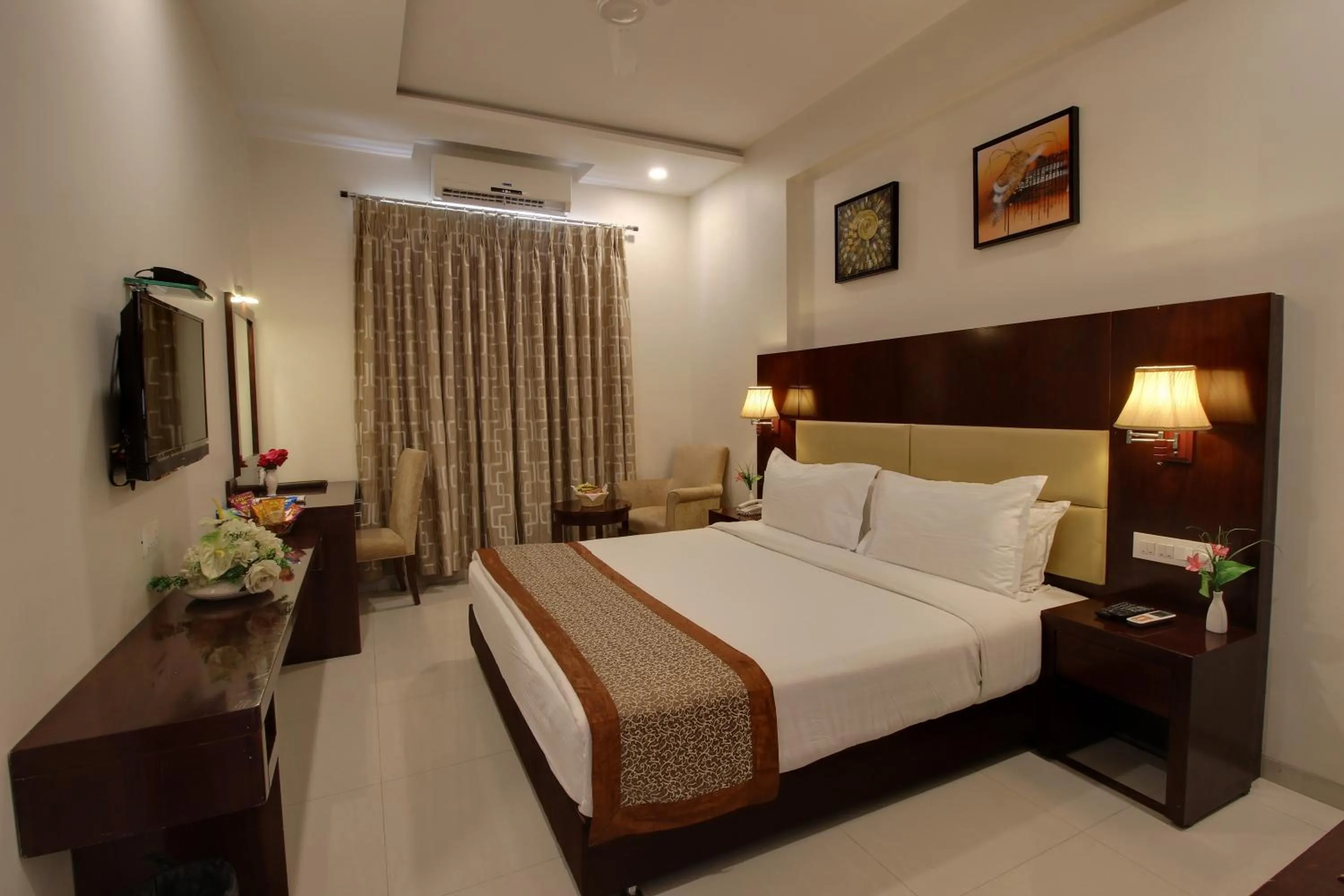 Bedroom, Bed in Hotel Sai Jashan Shirdi - Where blessings & comfort meet
