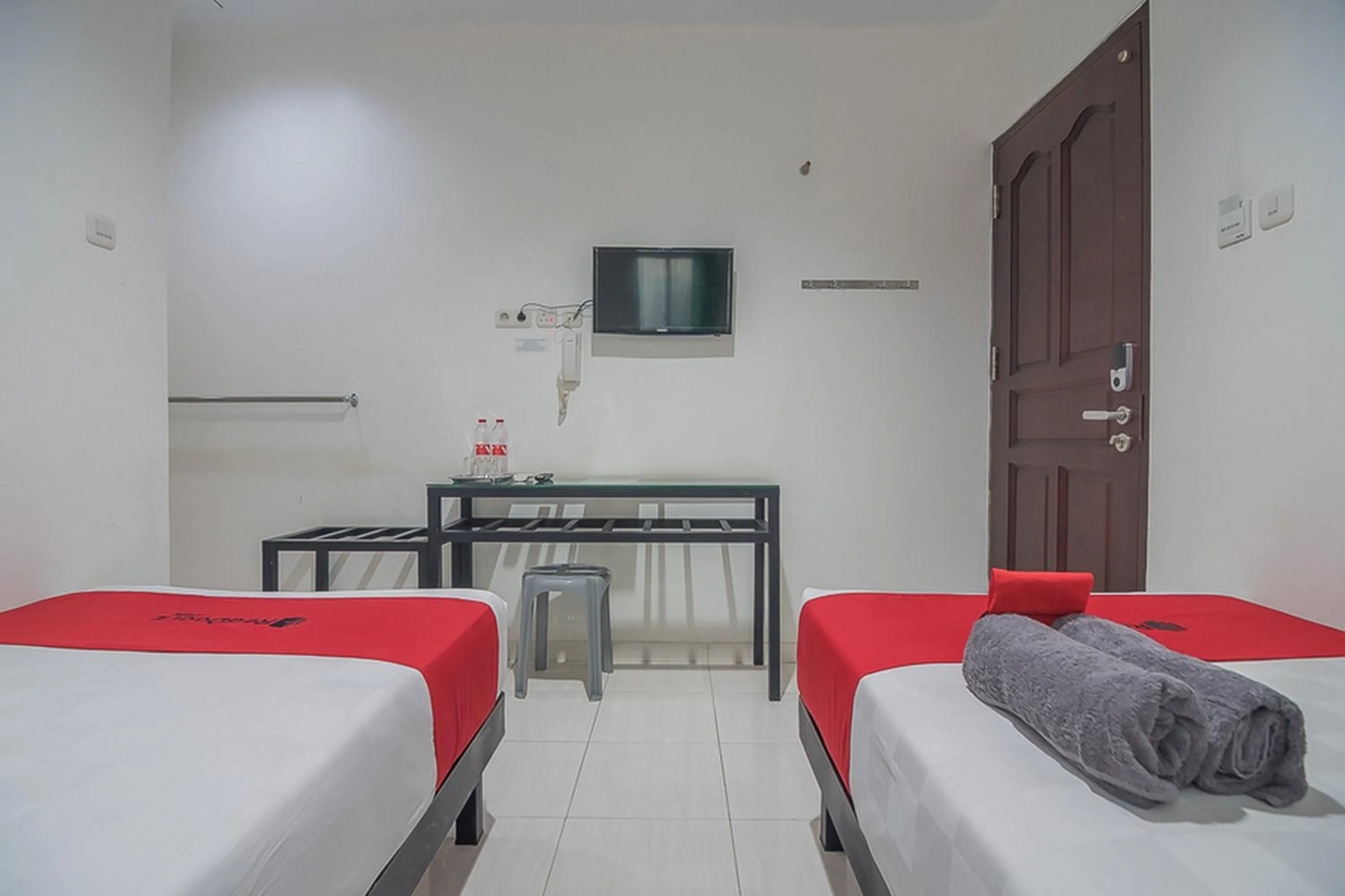 Bedroom, Bed in RedDoorz near Nagoya Citywalk Batam 2