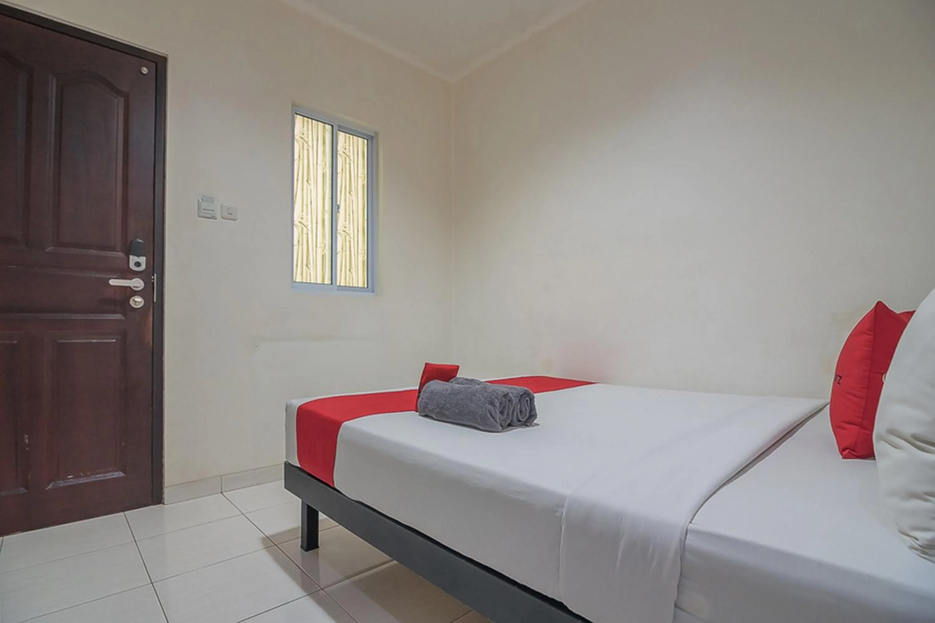 Bedroom, Bed in RedDoorz near Nagoya Citywalk Batam 2