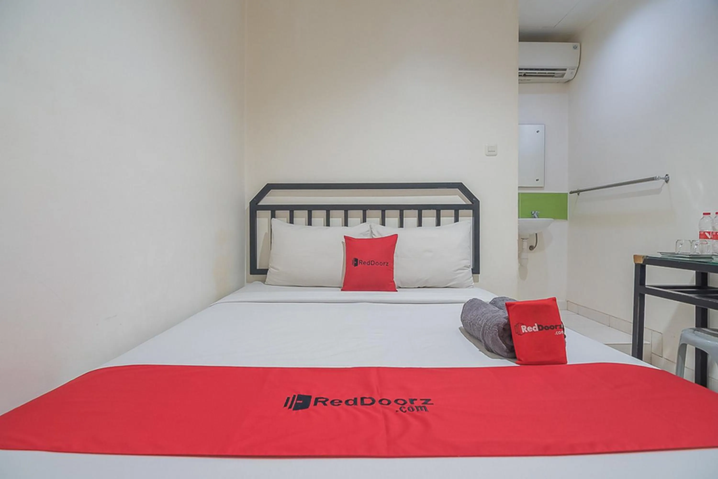 Bedroom, Bed in RedDoorz near Nagoya Citywalk Batam 2
