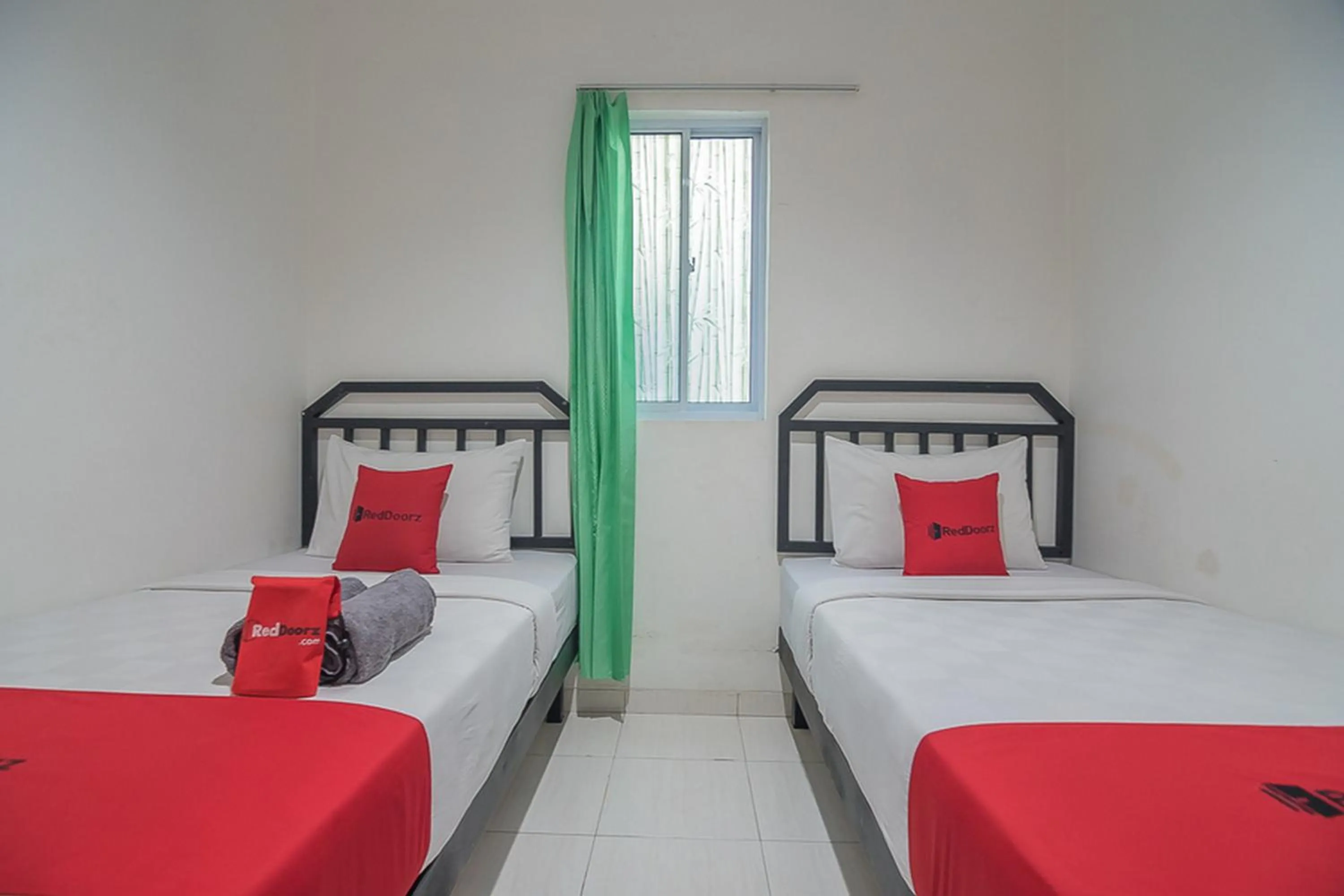 Bedroom, Bed in RedDoorz near Nagoya Citywalk Batam 2