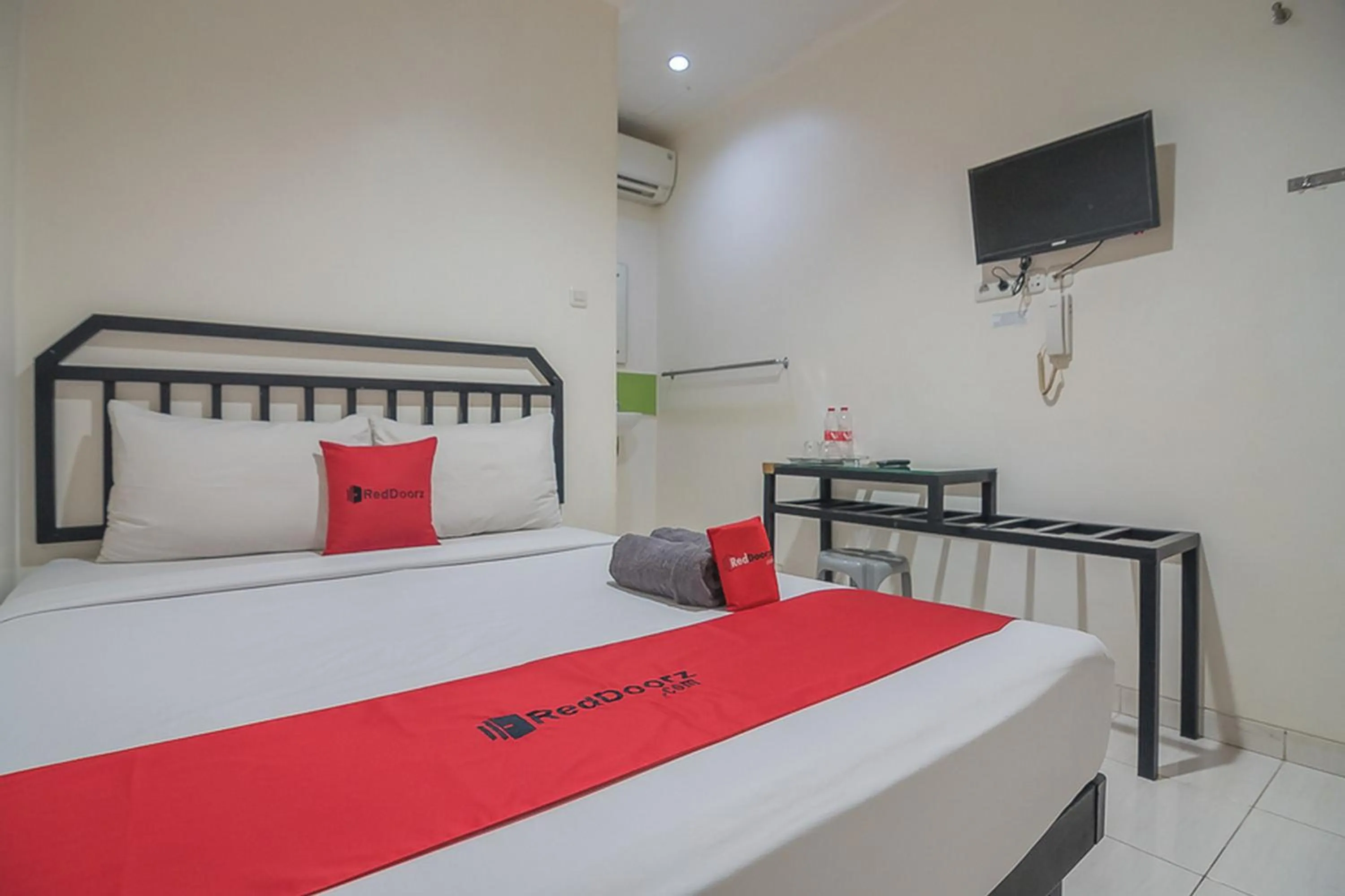 Bedroom, Bed in RedDoorz near Nagoya Citywalk Batam 2