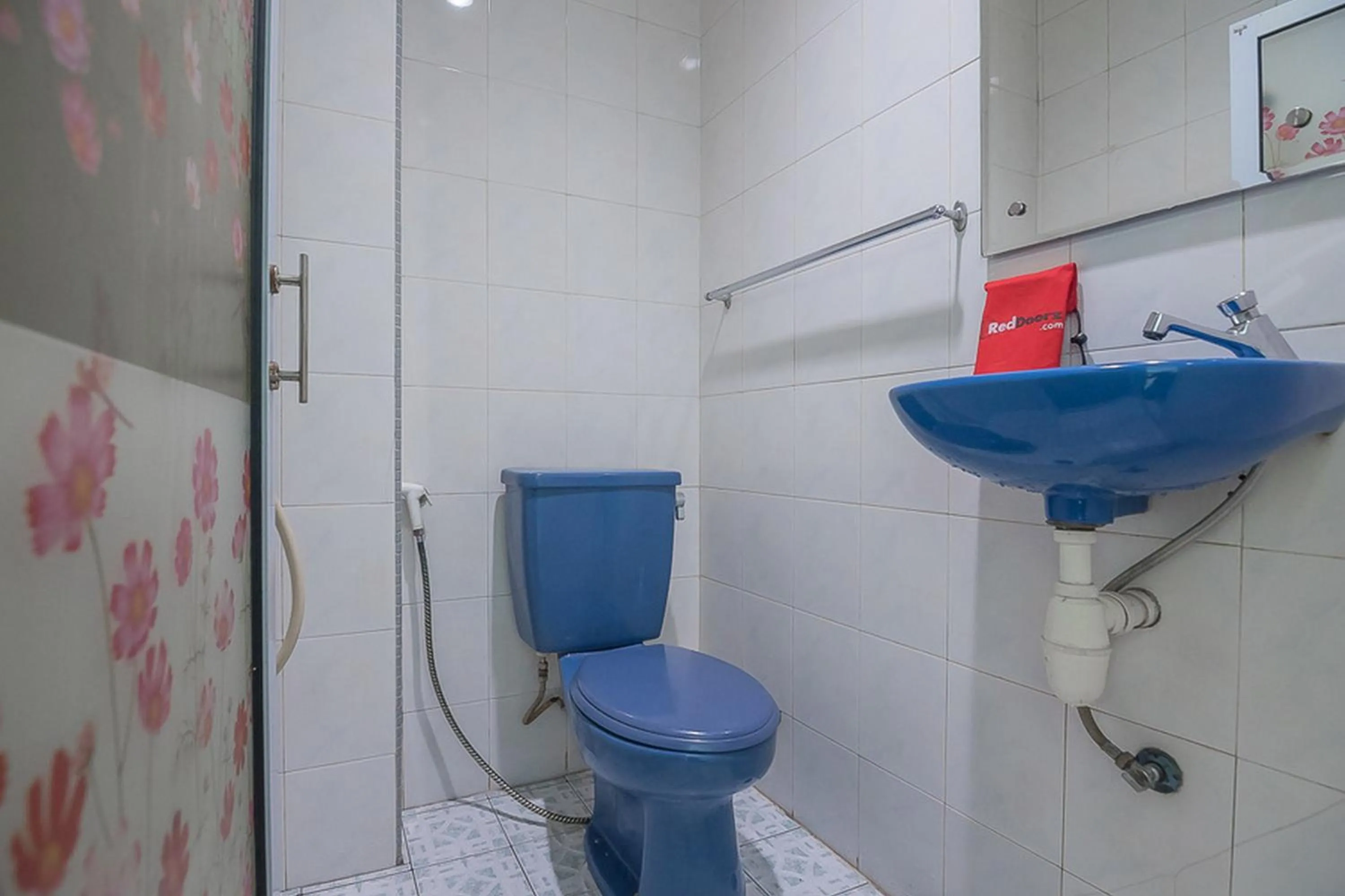 Bathroom in RedDoorz near Nagoya Citywalk Batam 2