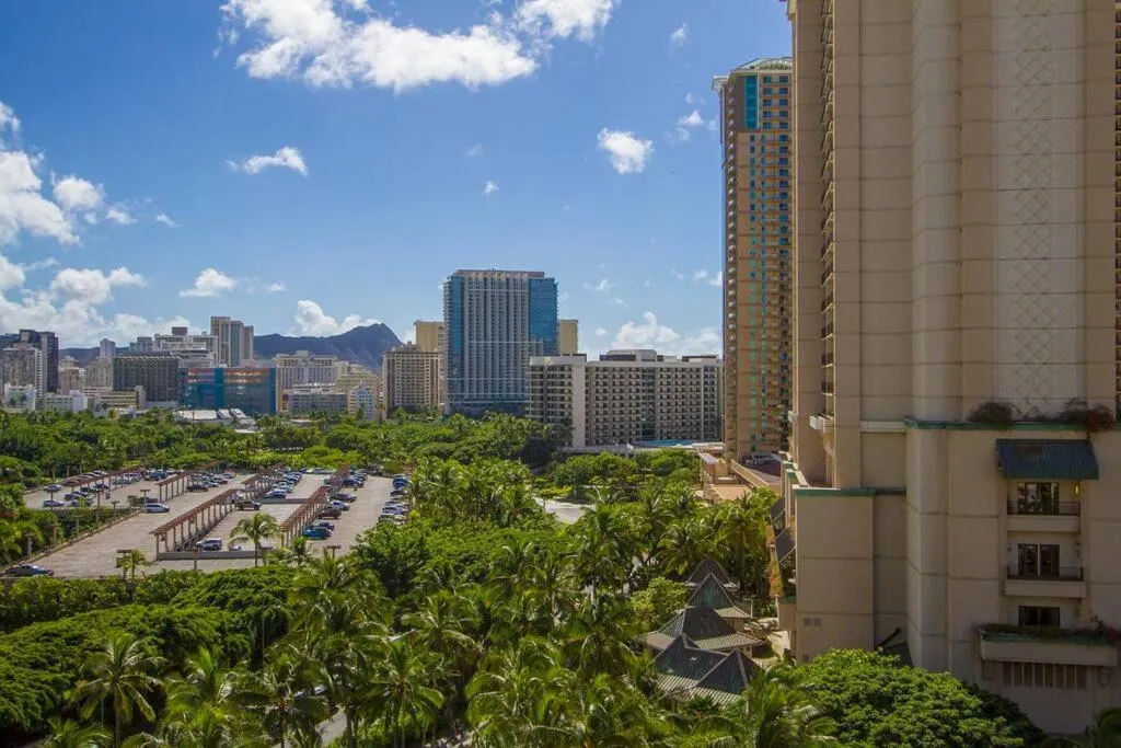 Modern studio Across From Hilton lagoon beach PW920