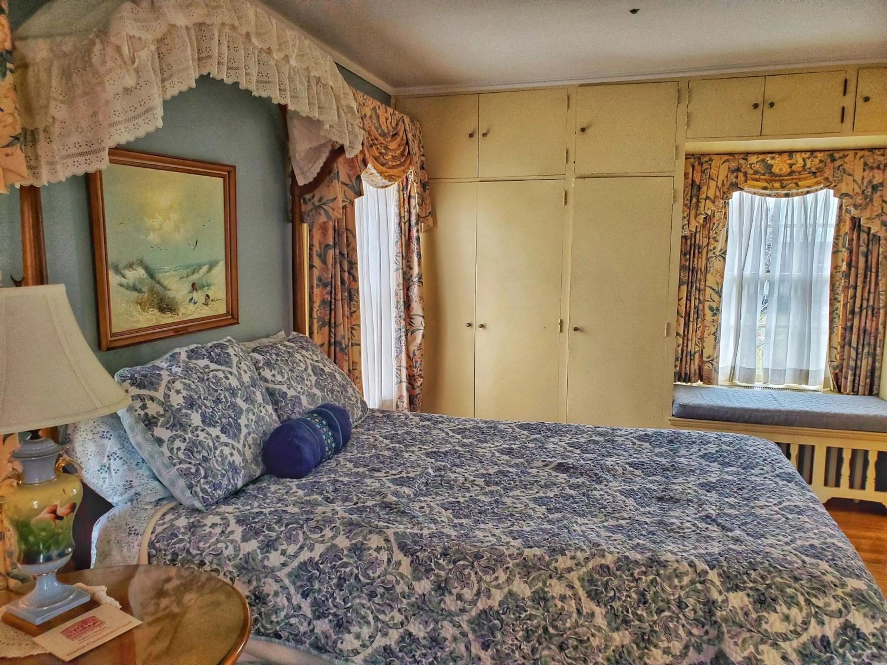 Bed in Montague Inn Bed & Breakfast