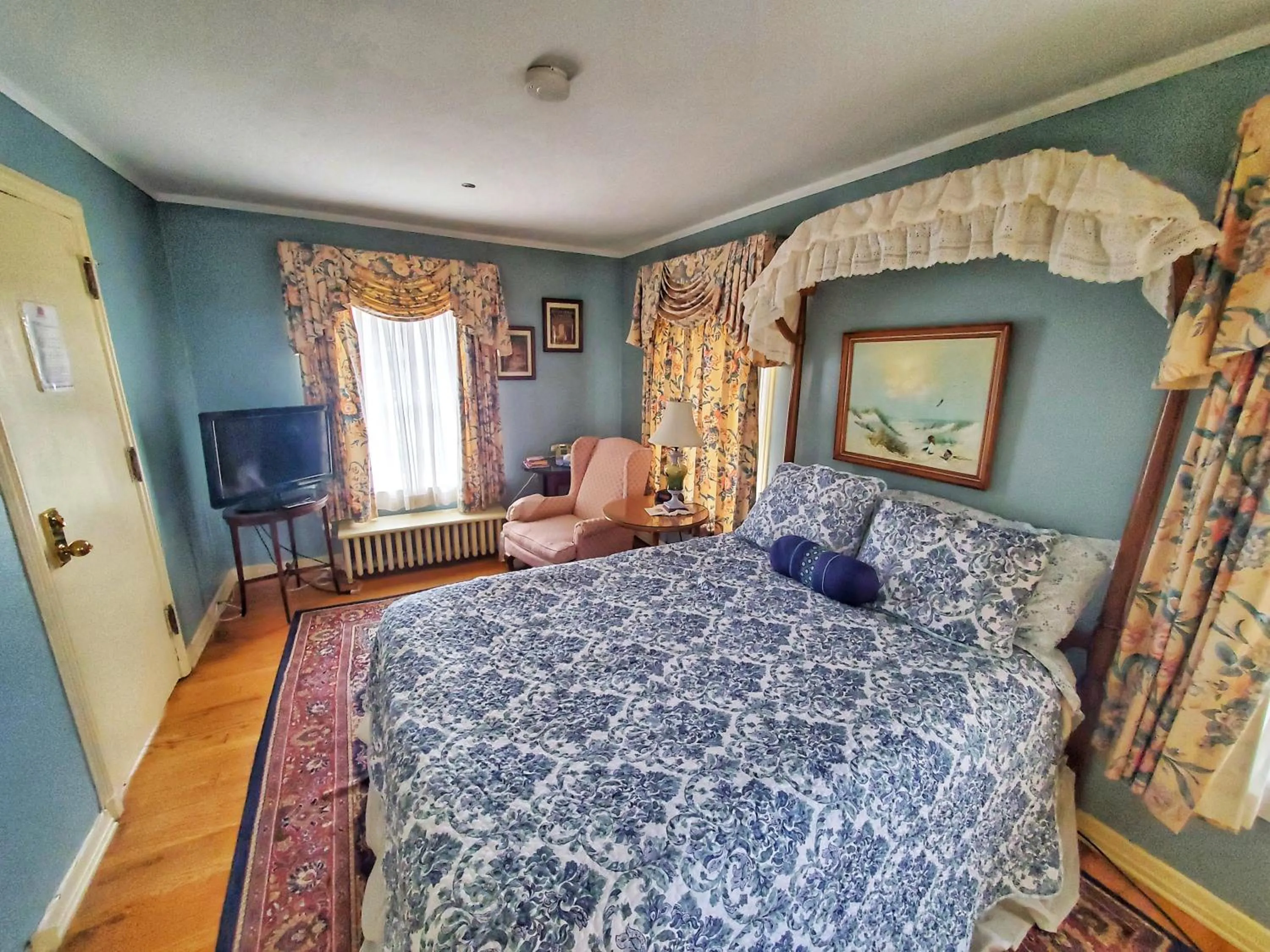 Bed in Montague Inn Bed & Breakfast