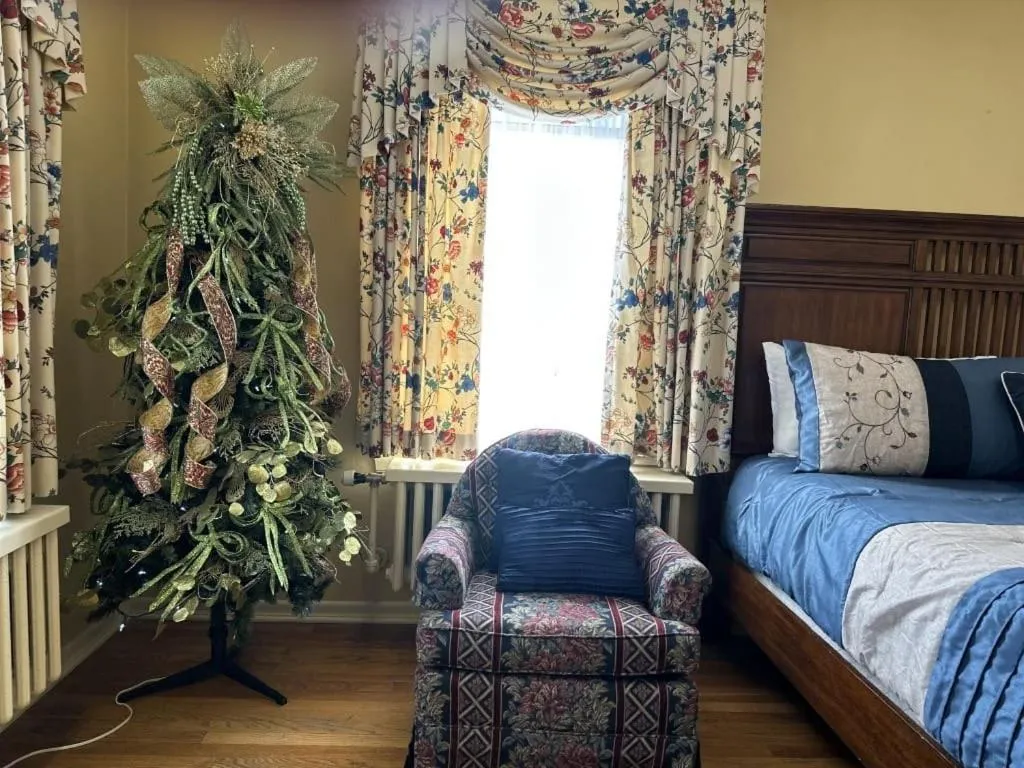 Bed in Montague Inn Bed & Breakfast