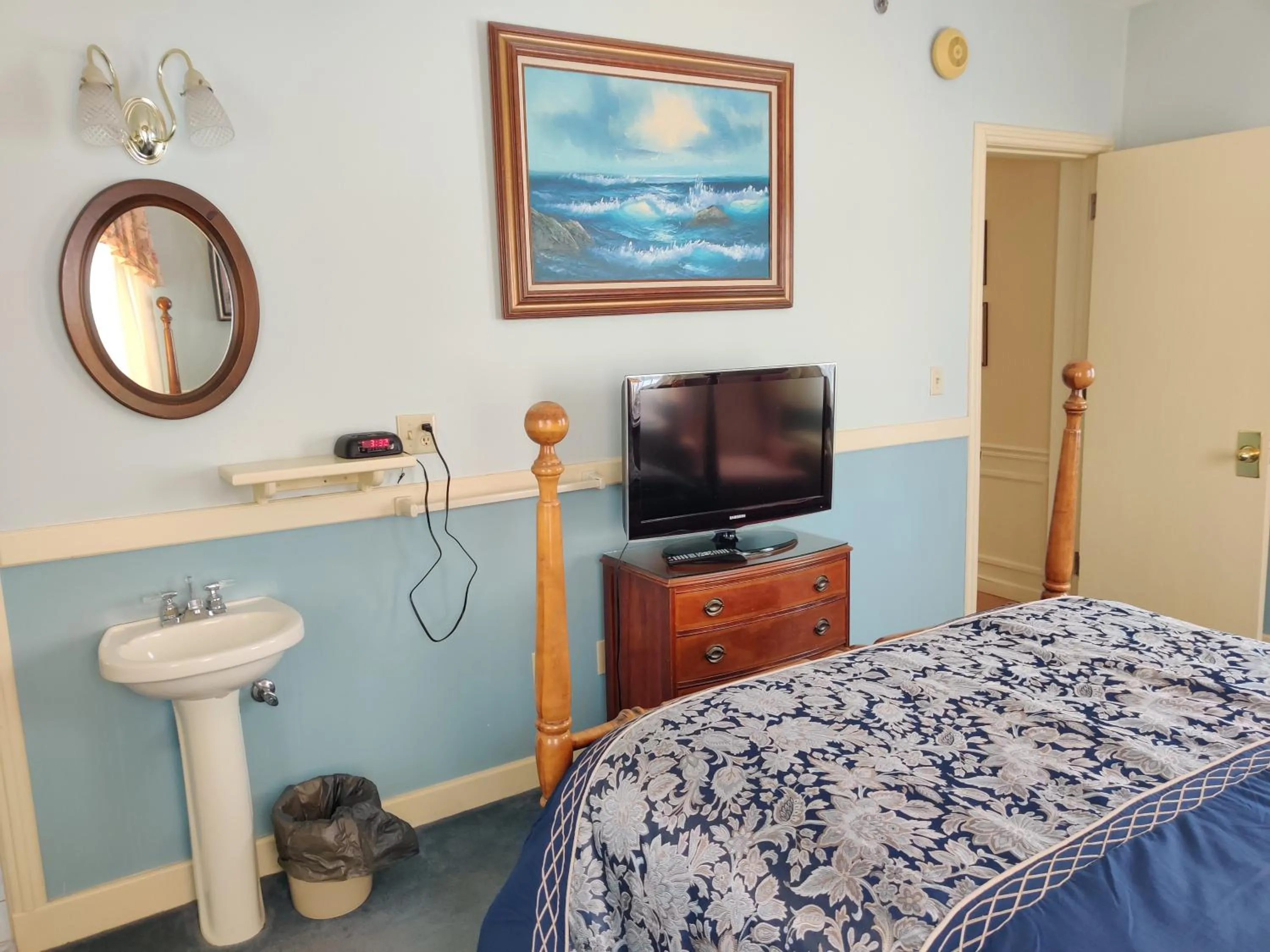 Bed in Montague Inn Bed & Breakfast