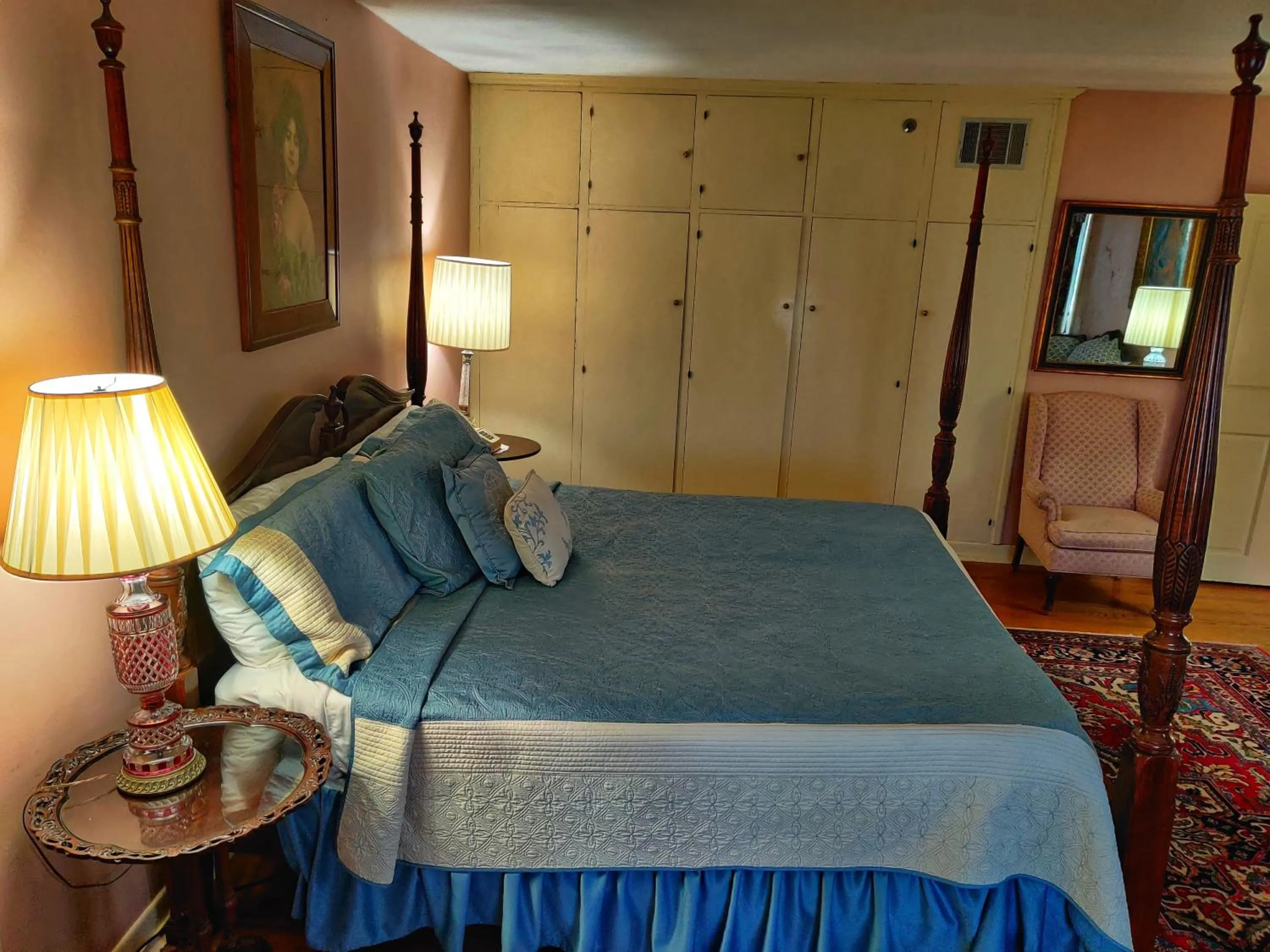 Bed in Montague Inn Bed & Breakfast