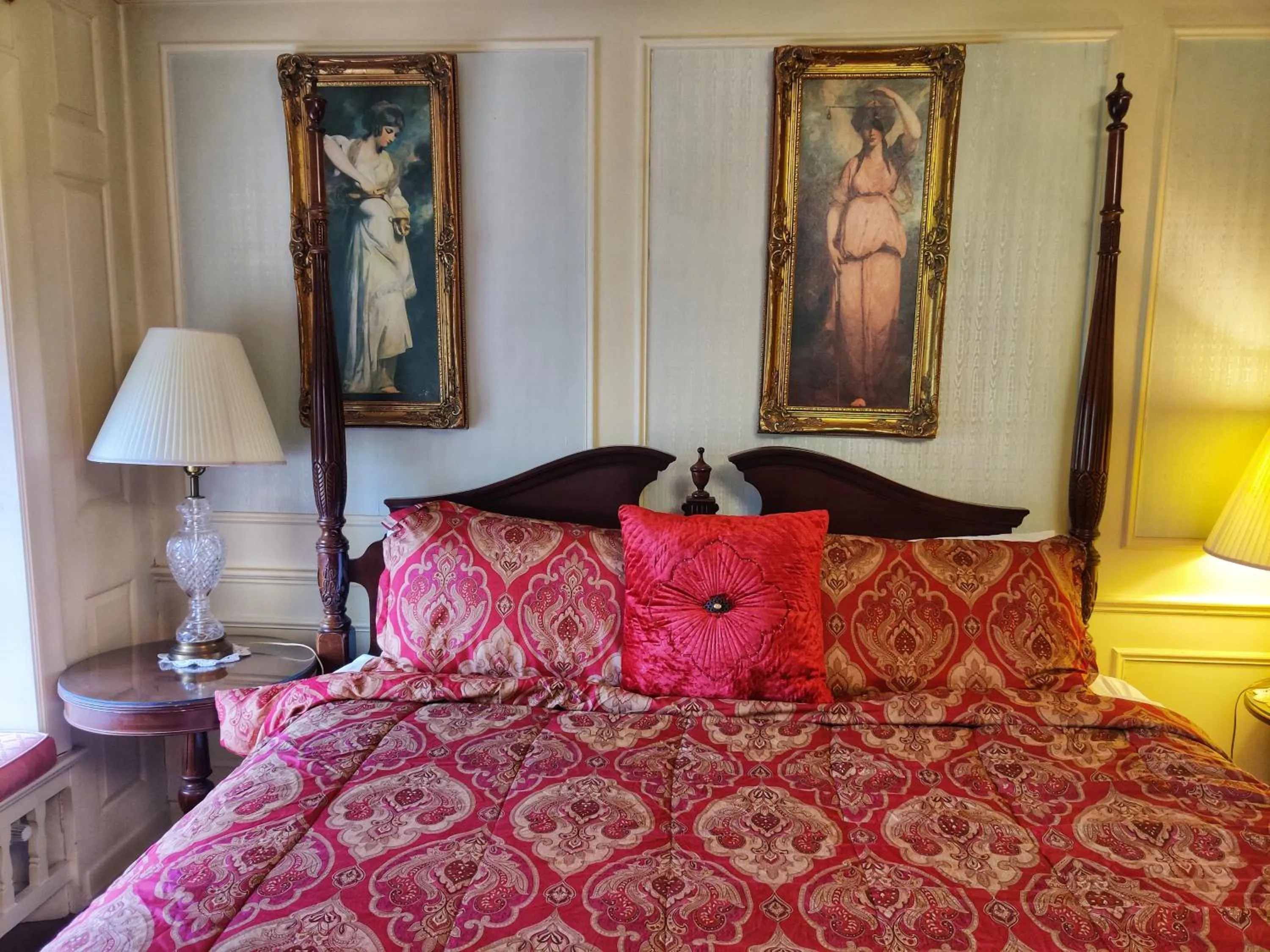 Bed in Montague Inn Bed & Breakfast