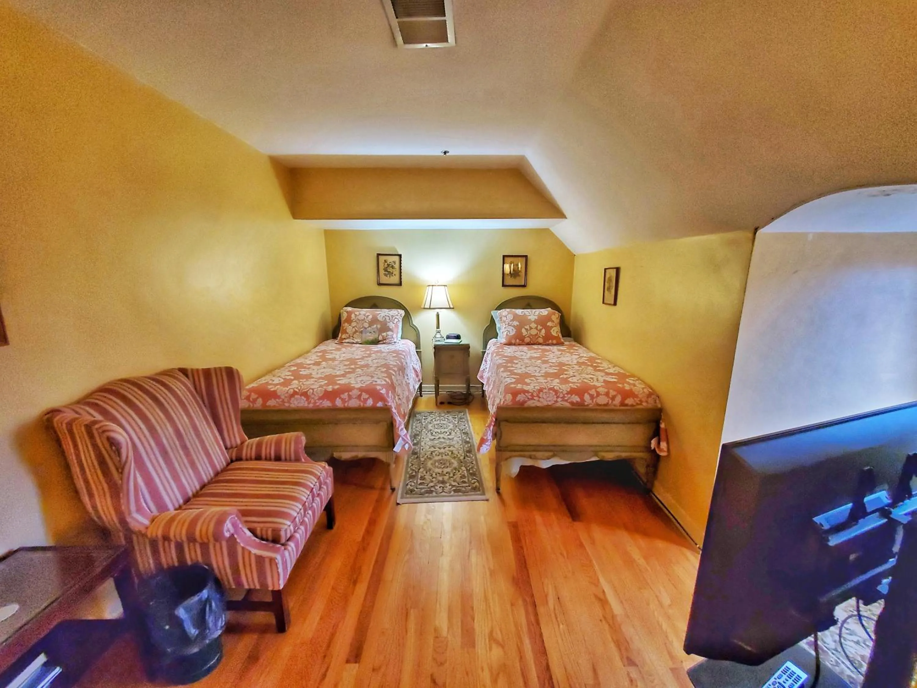 Bed in Montague Inn Bed & Breakfast