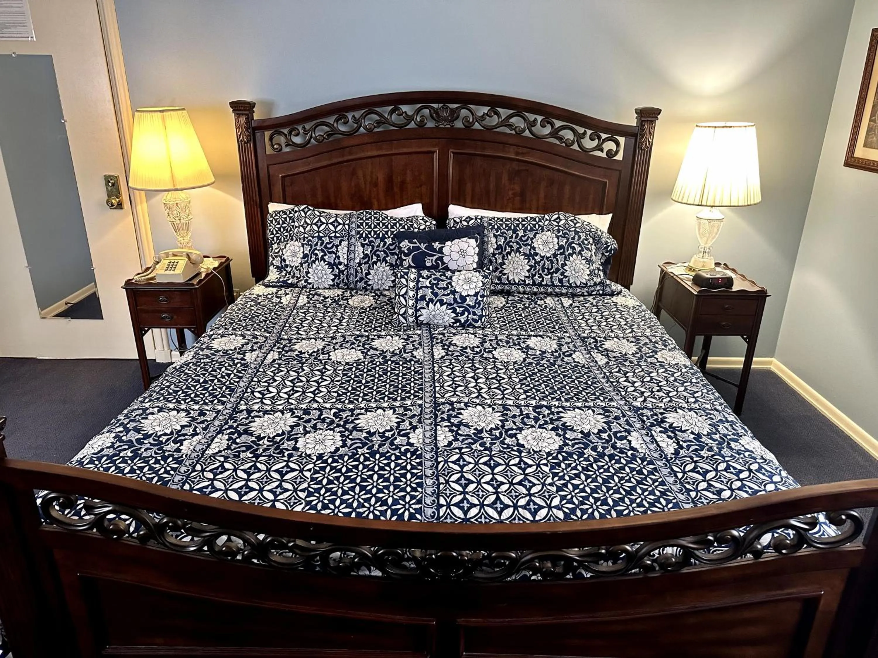 Bed in Montague Inn Bed & Breakfast