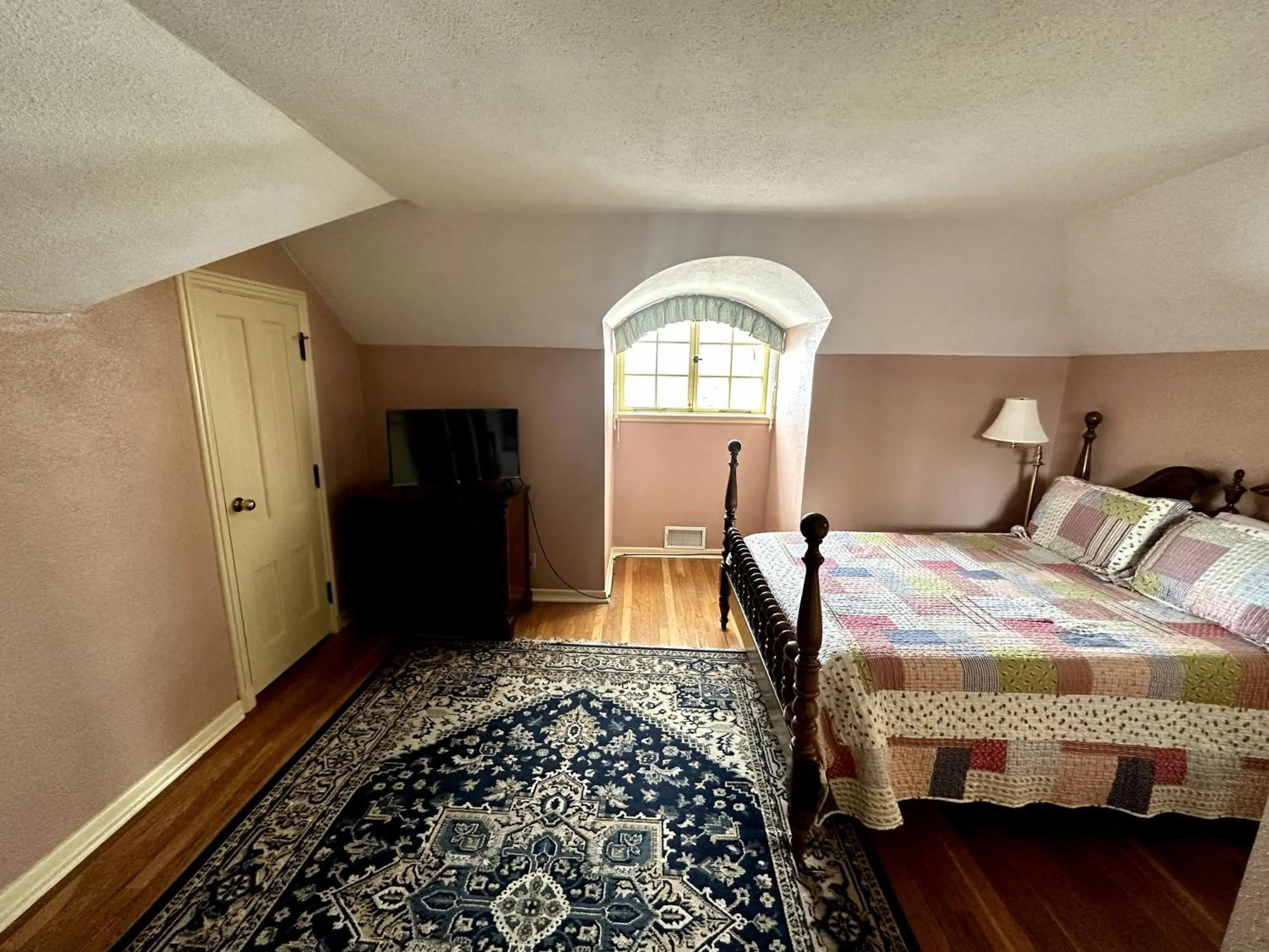 Bed in Montague Inn Bed & Breakfast