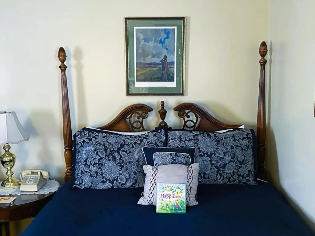 Bed in Montague Inn Bed & Breakfast