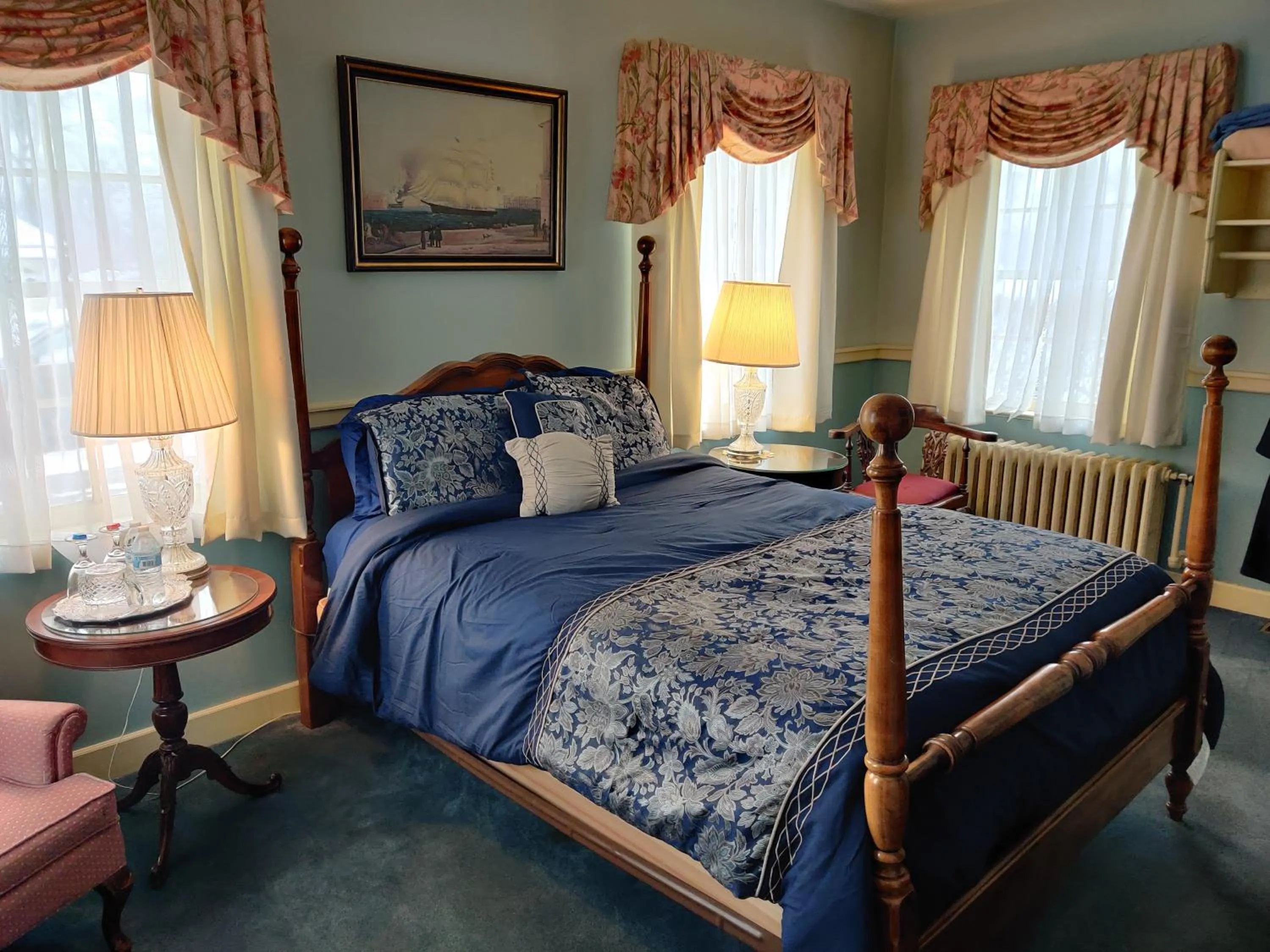 Bed in Montague Inn Bed & Breakfast