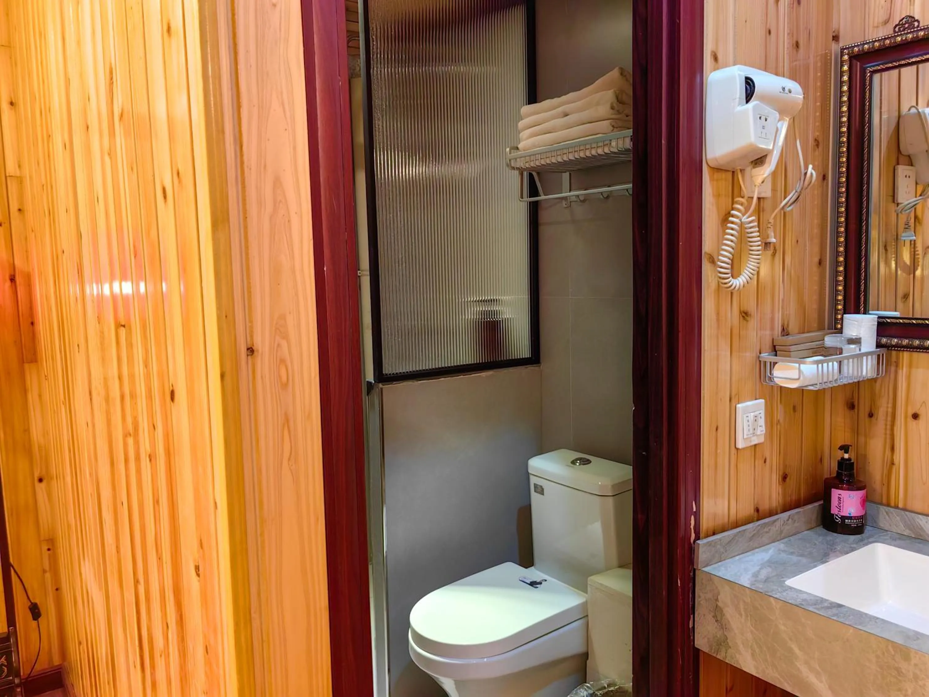 Toilet in Pingyao Harmony Hotel