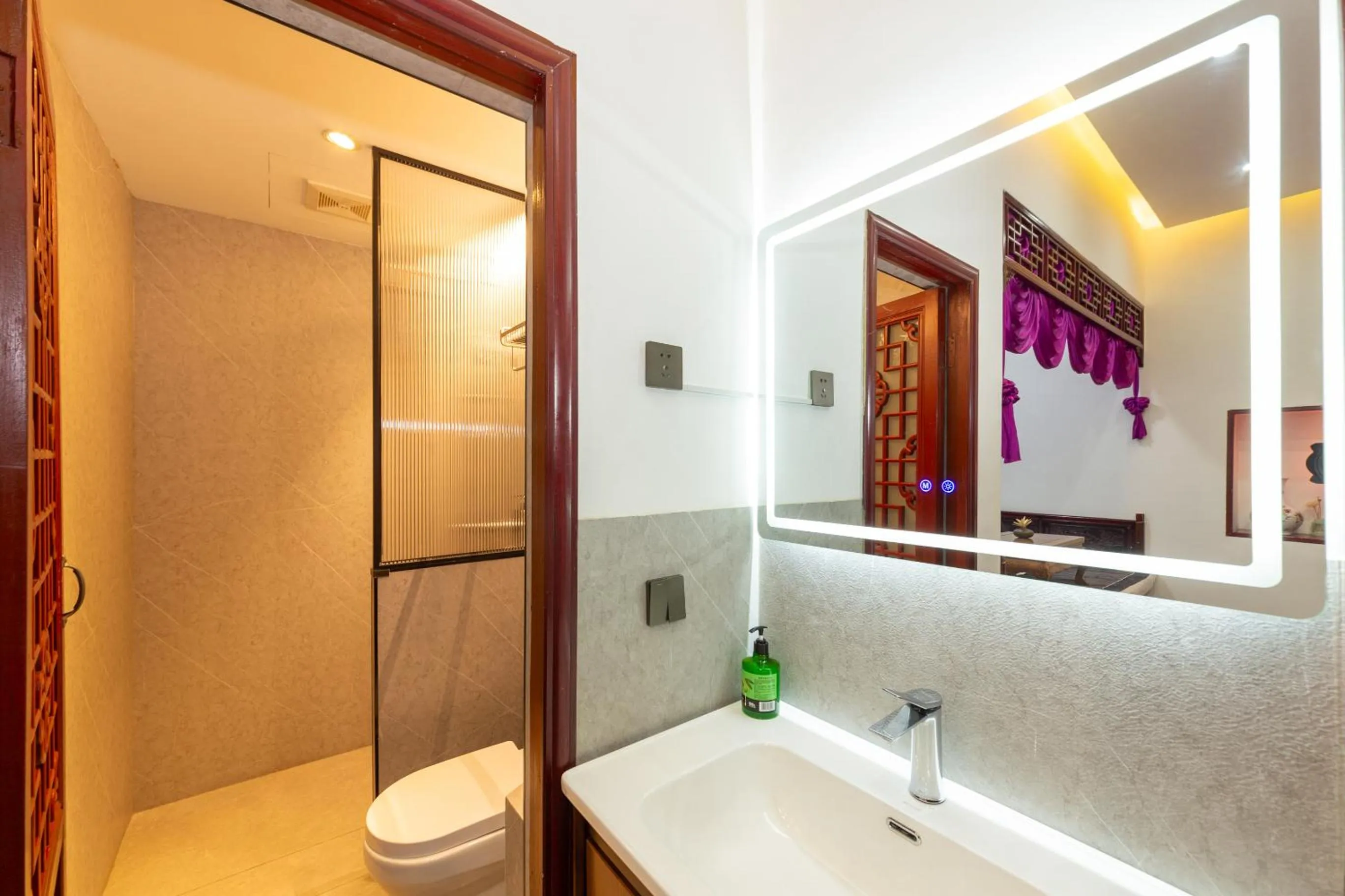 Toilet in Pingyao Harmony Hotel