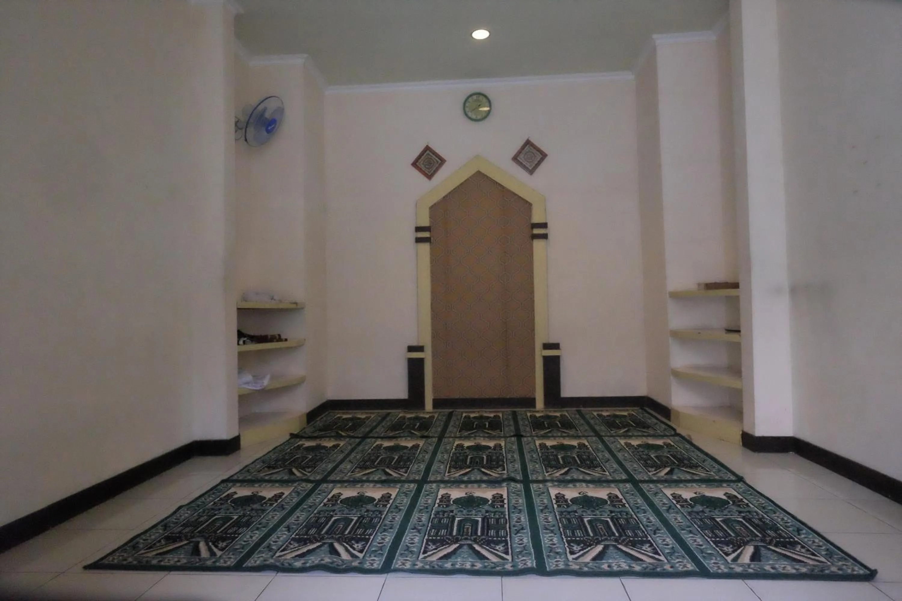 Area and facilities in Urbanview Hotel Anggraeni Jatibarang