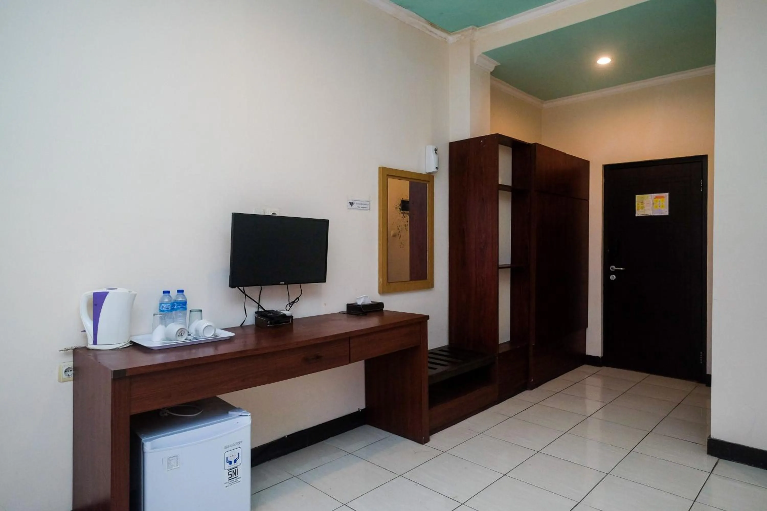 TV and multimedia in Urbanview Hotel Anggraeni Jatibarang