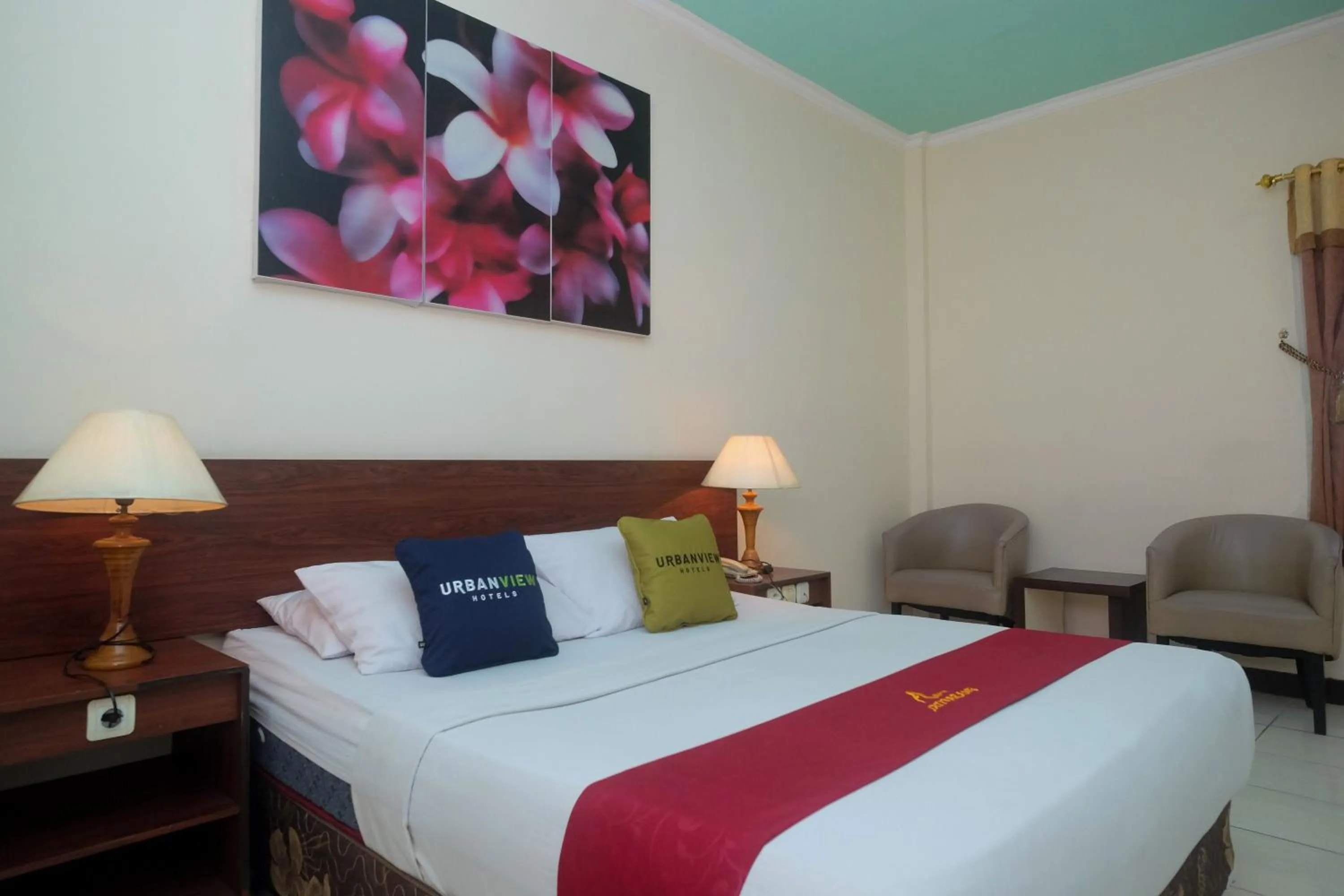 Bed in Urbanview Hotel Anggraeni Jatibarang