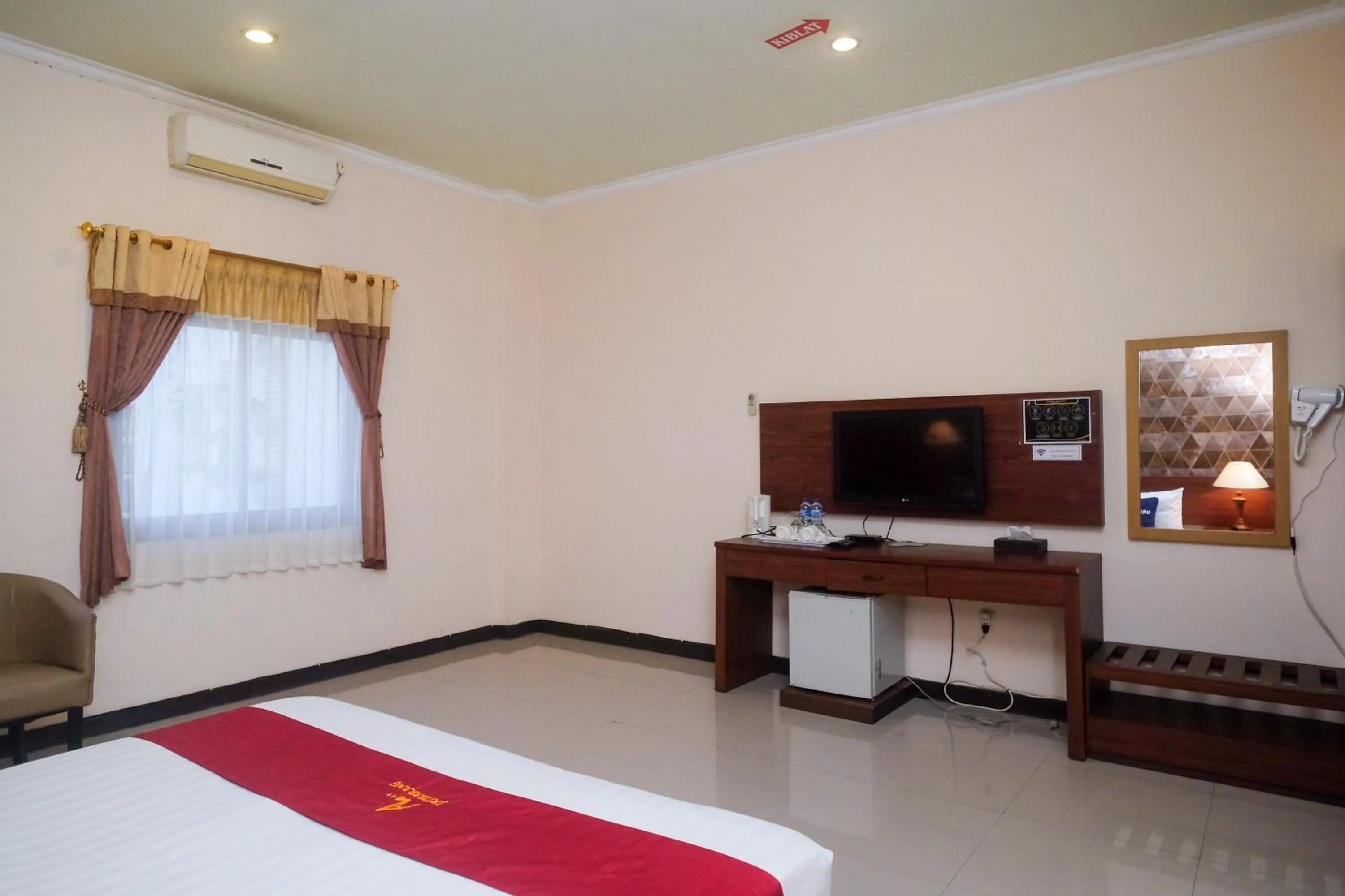 Bed in Urbanview Hotel Anggraeni Jatibarang