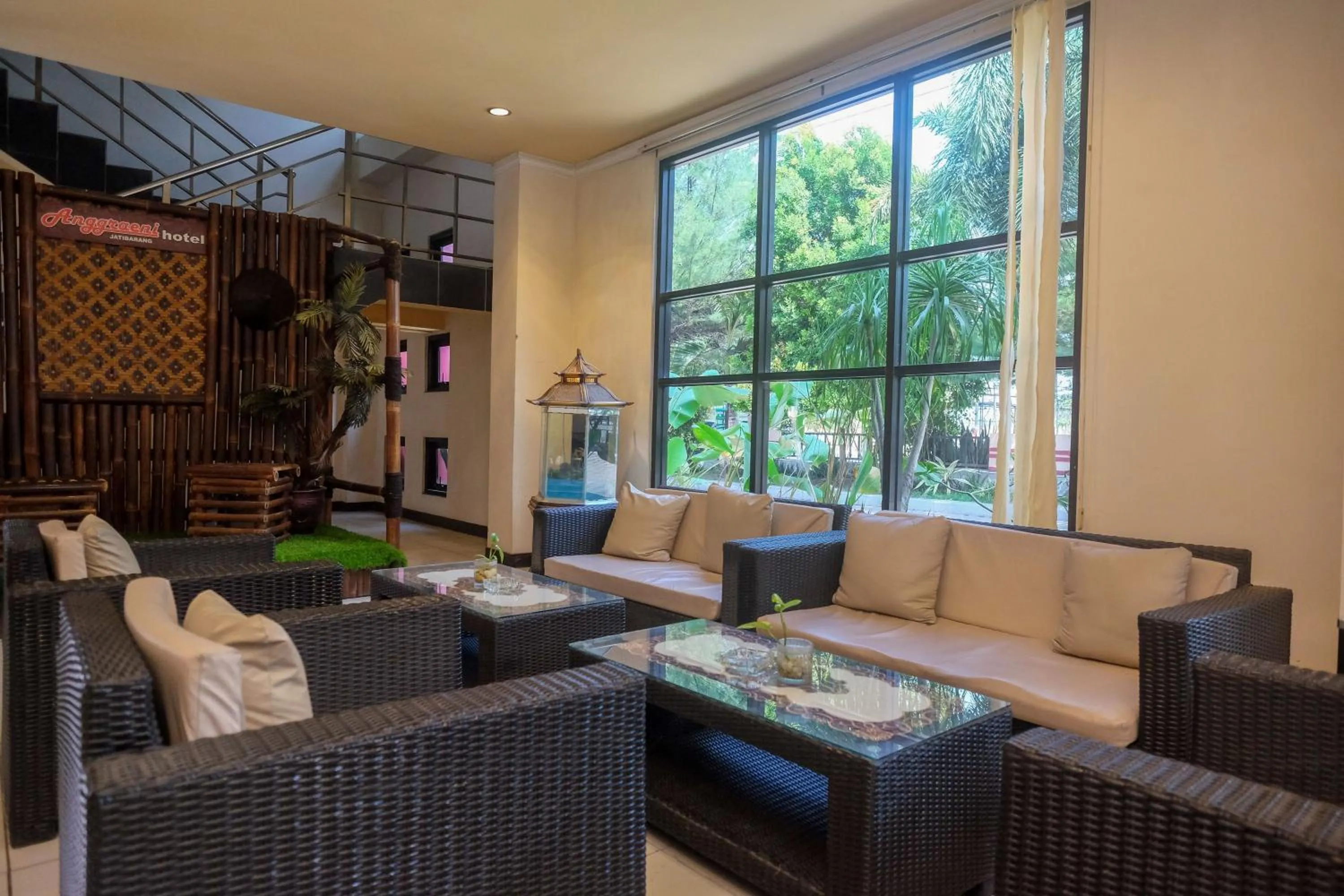 Seating area in Urbanview Hotel Anggraeni Jatibarang