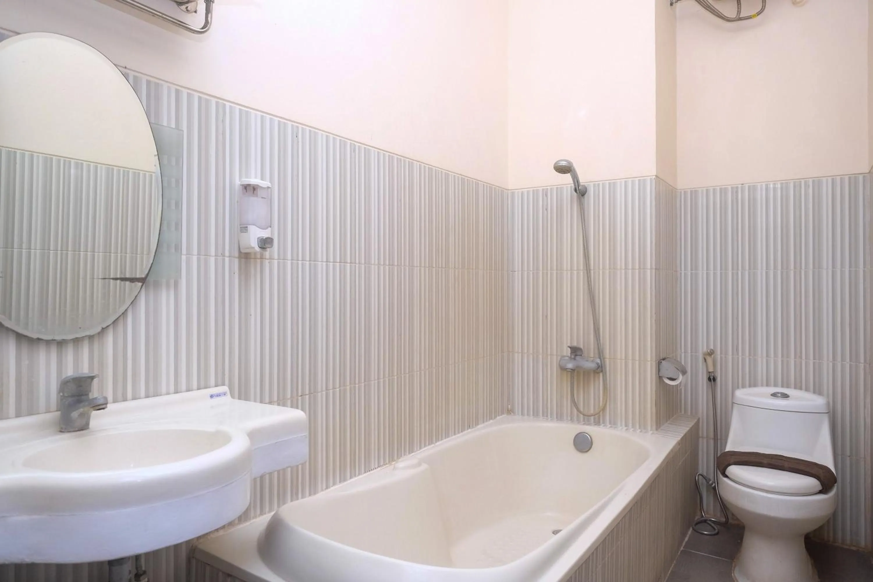 Bathroom in Urbanview Hotel Anggraeni Jatibarang